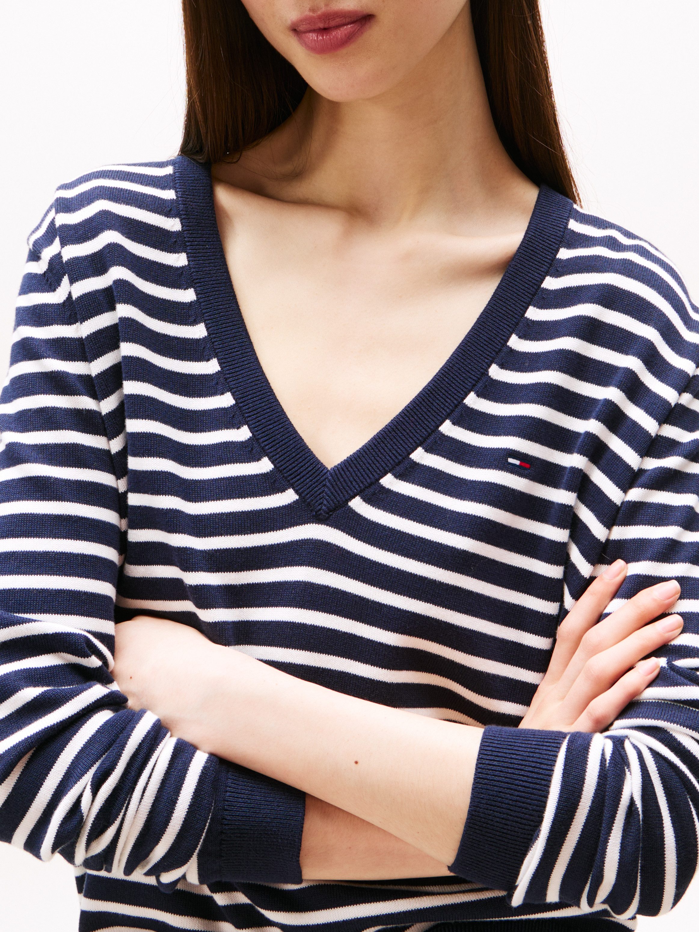 Tommy Jeans V-Ausschnitt-Pullover TJW ESSENTIAL VNECK SWEATER EXT mit Logos günstig online kaufen