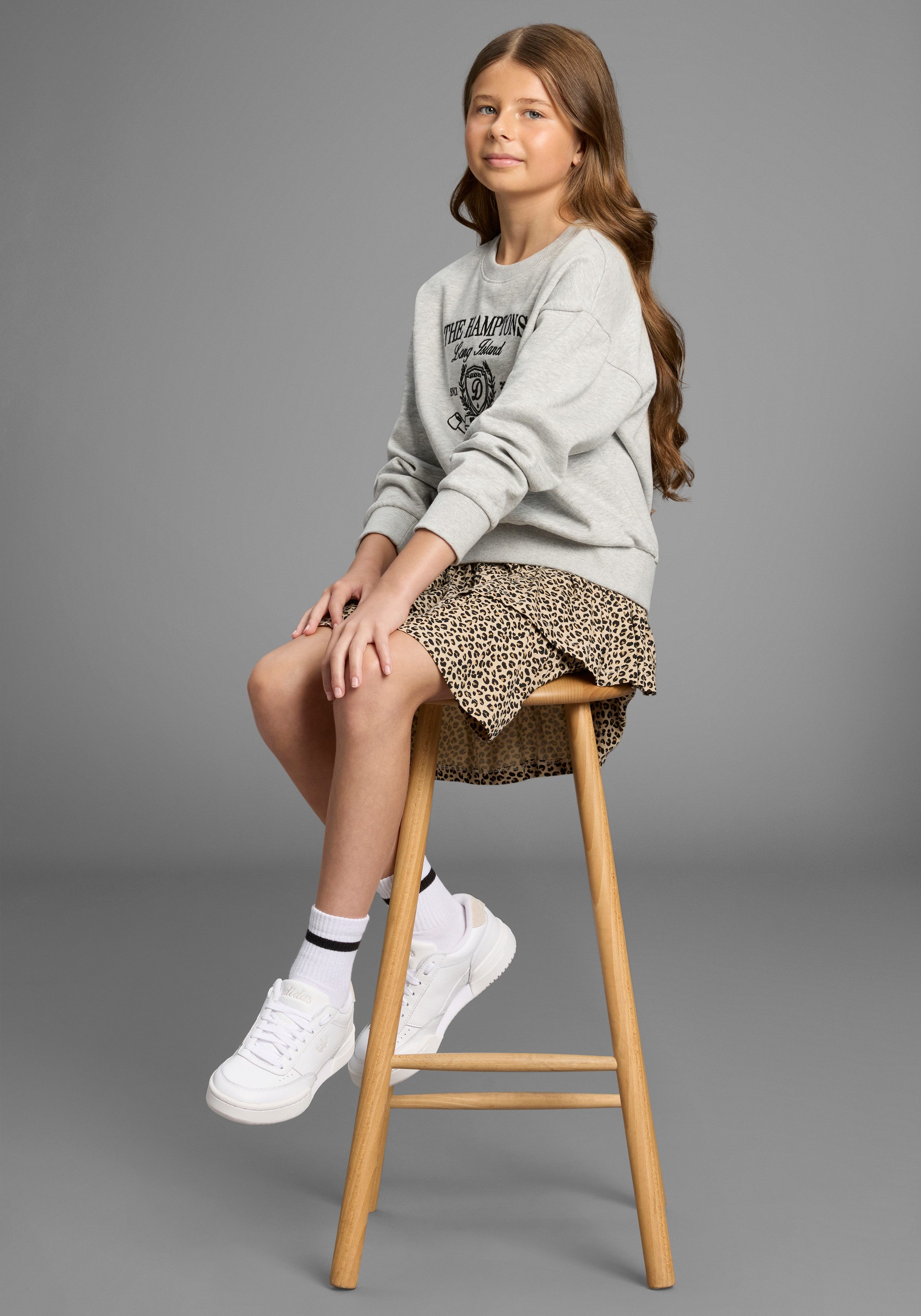 KIDSWORLD Sweatshirt Sweatshirt mit hochwertiger Stickerei Mit großer Stickerei