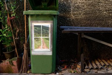 MuchoWow Wandsticker Durchblick - Holz - Afrika (1 St), Mülleimer-aufkleber, Mülltonne, Sticker, Container, Abfalbehälter