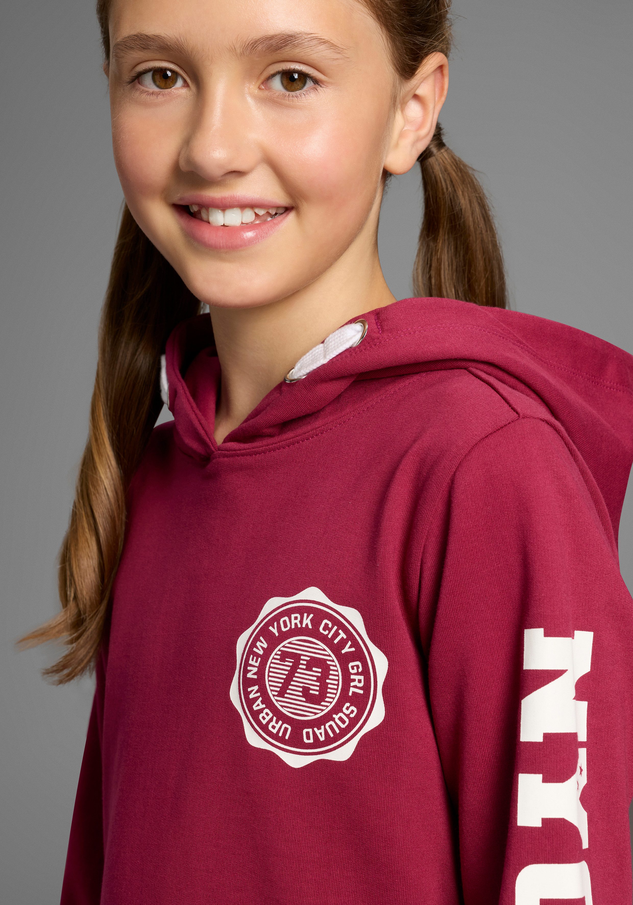 KIDSWORLD Kapuzensweatshirt Shirt mit Ärmelprint Langarm, mit stylischem Print, mit Kapuze, aus Baumwolle