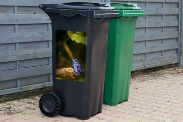 MuchoWow Wandsticker Frosch - Blau - Dschungel (1 St), Mülleimer-aufkleber, Mülltonne, Sticker, Container, Abfalbehälter