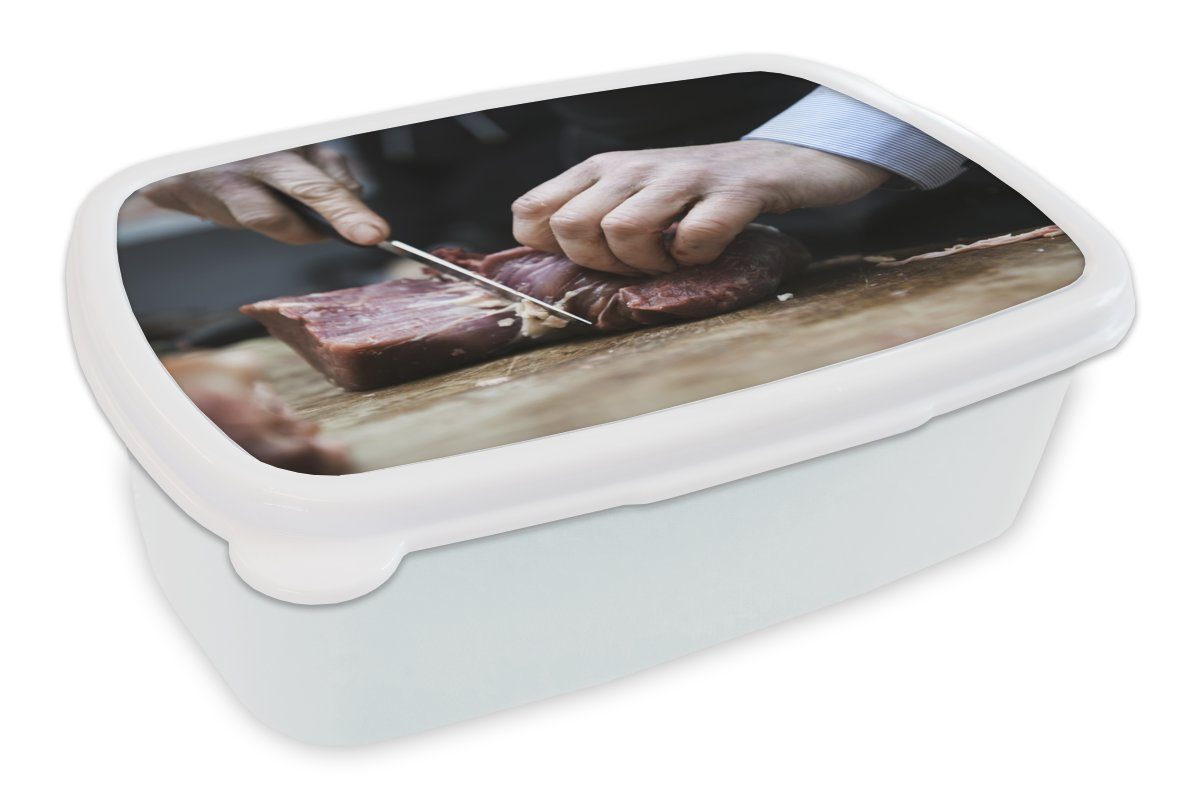 MuchoWow Lunchbox Der Metzger schneidet das Fleisch im Laden, Kunststoff, (2-tlg), Brotbox für Kinder und Erwachsene, Brotdose, für Jungs und Mädchen weiß