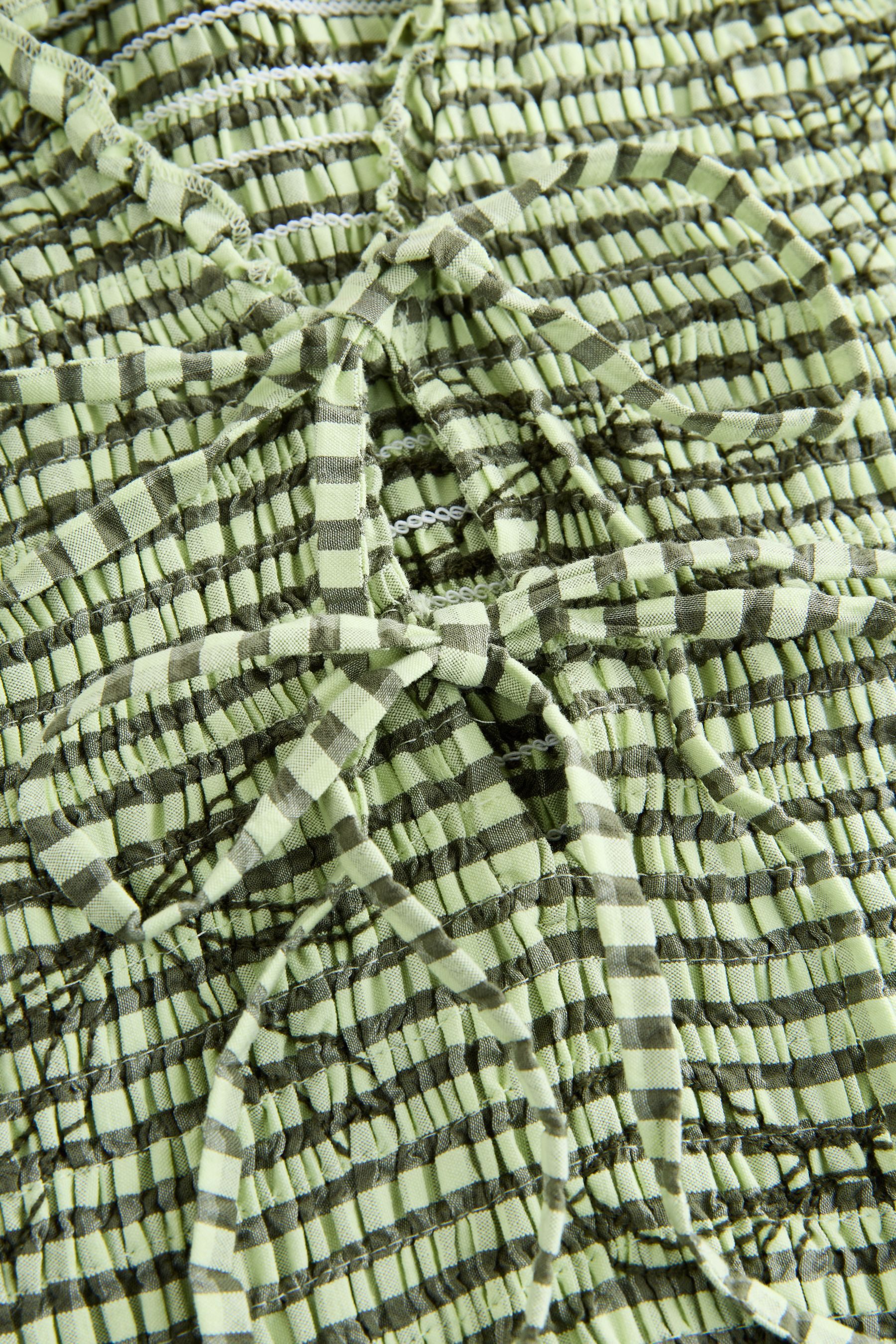 Next V-Shirt Gesmoktes Oberteil mit Bindedetail, Kurzgröße (1-tlg)