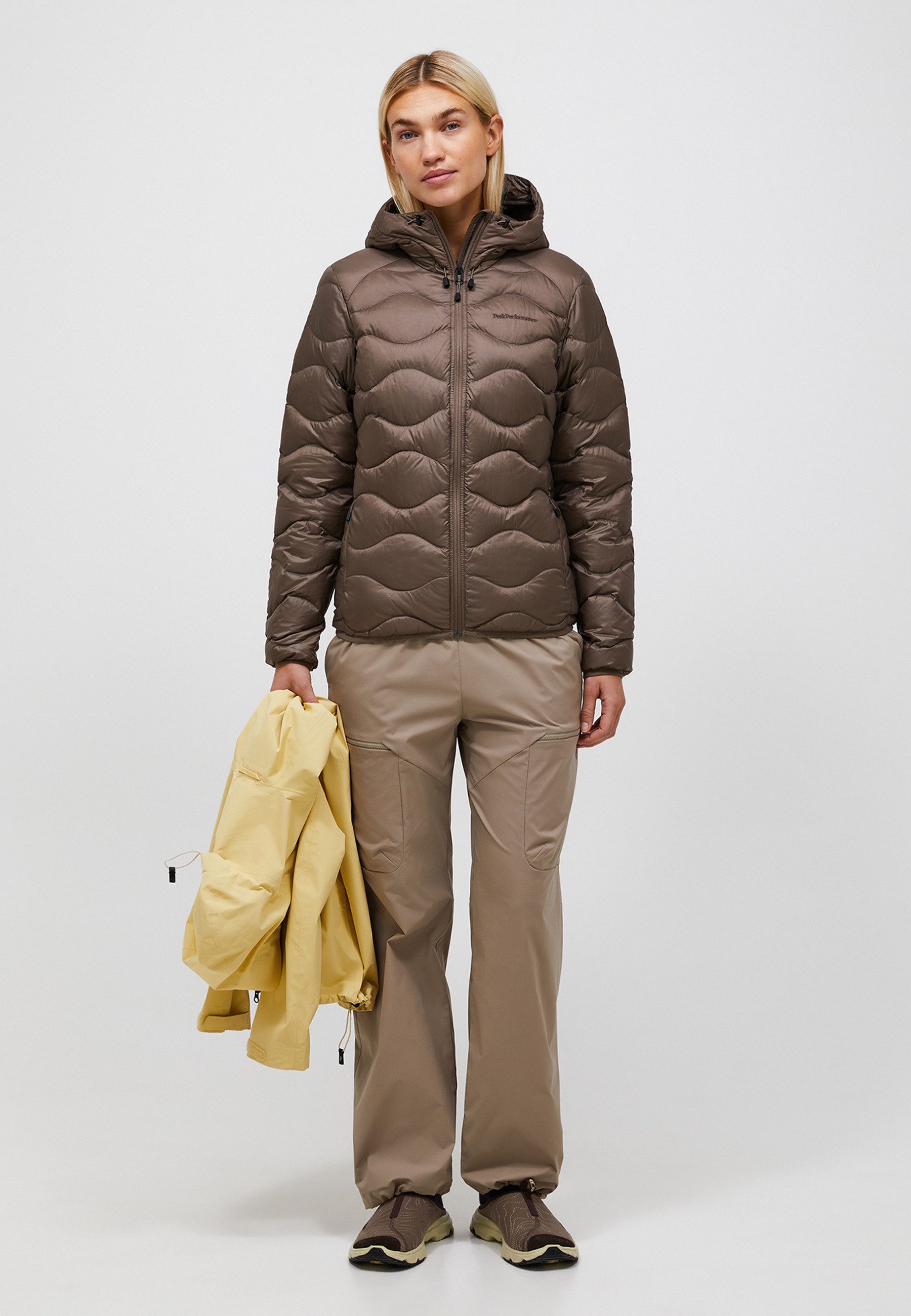 Peak Performance Steppjacke W Helium Down Hood Jacket mit sportivem Design