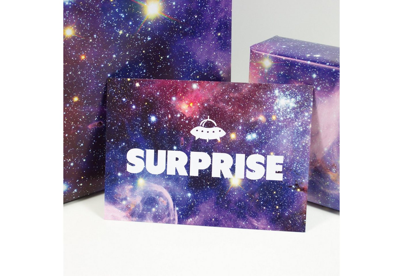 Thumbnail - Bow & Hummingbird Postkarte Postkarte Surprise, 100% Recyclingpapier