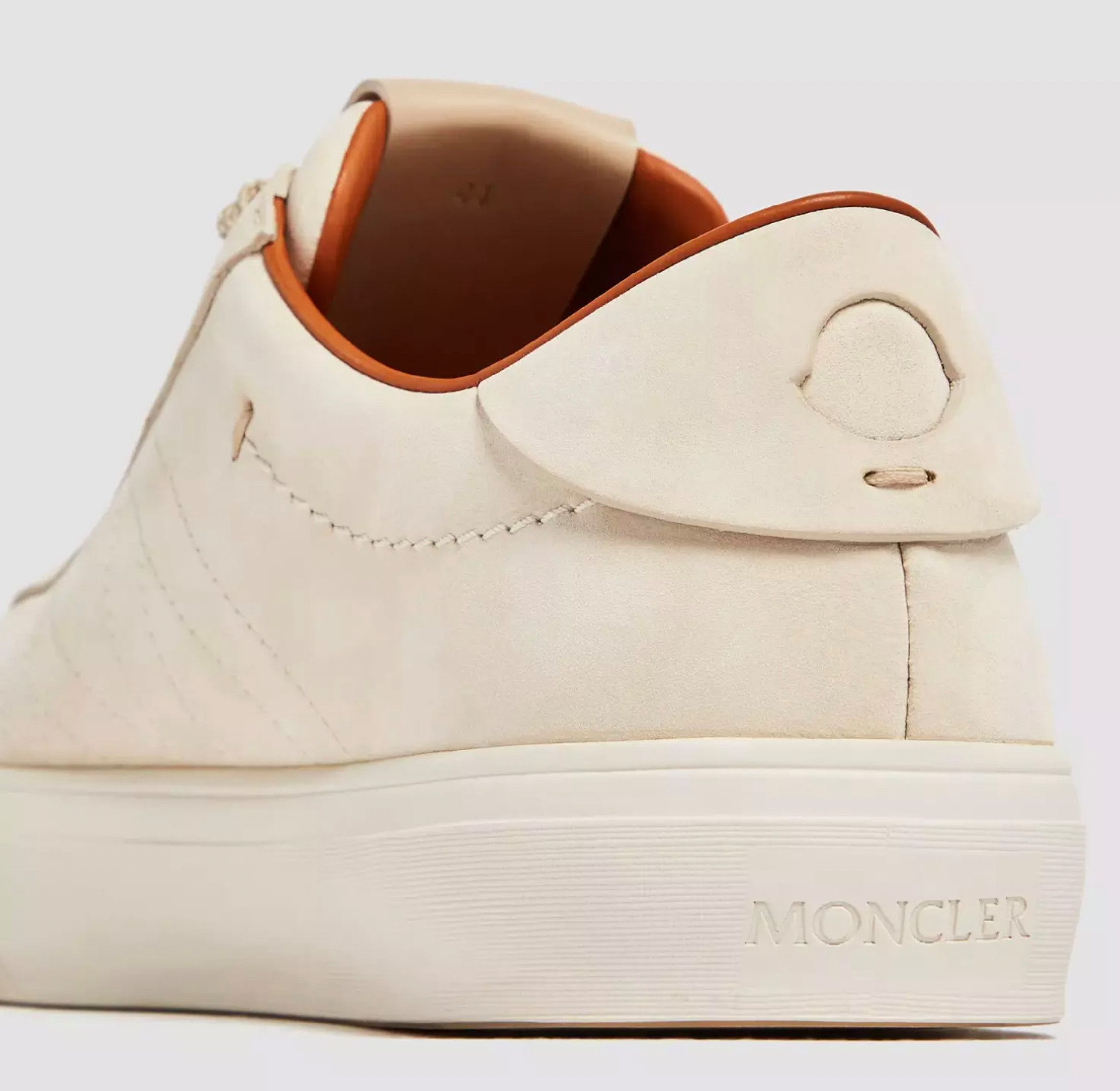 MONCLER Monclub Low Top Nubukleder Schuhe Sneaker Gepolsterter Schaftrand, strukturierte Laufsohle, Logo-Branding