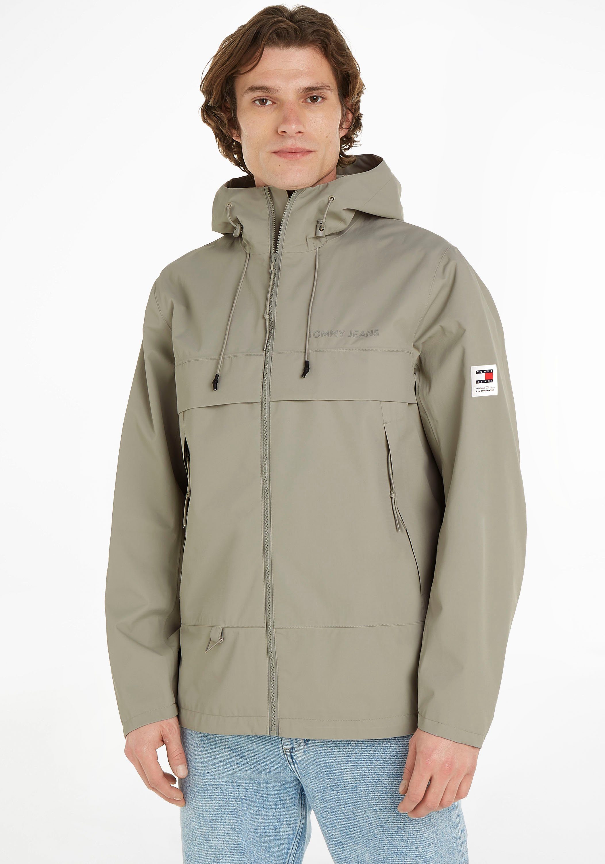 Tommy Jeans Plus Outdoorjacke TJM TECH OUTDOOR CHICAGO EXT mit Logo-Schriftzug auf der Brust Faded Willow