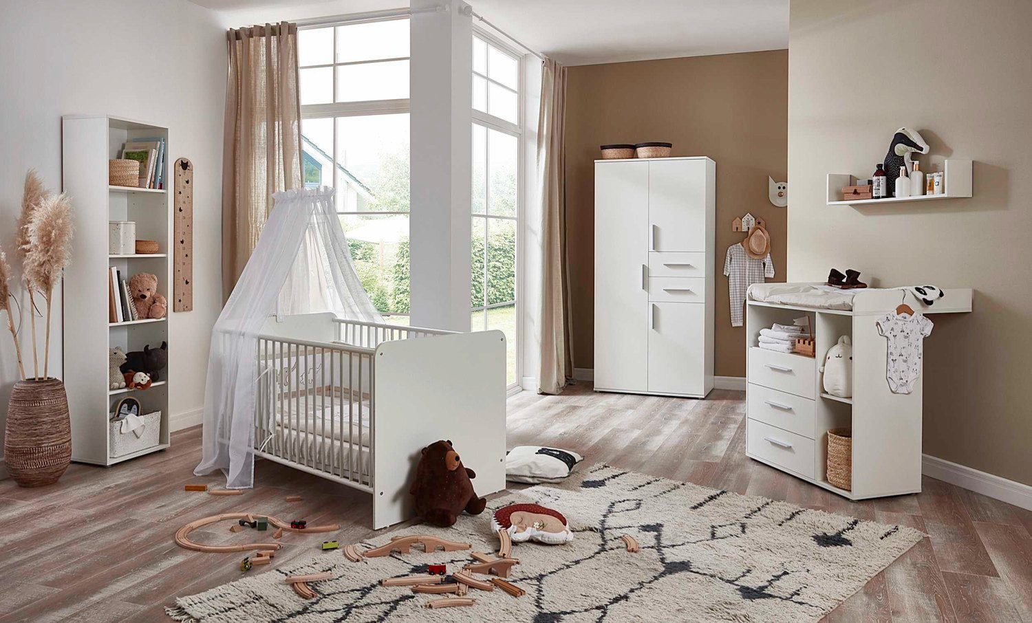 moebel-dich-auf Babyzimmer-Komplettset ALIYA 3, (in weiß, Babybett + Wickelkommode + Kleiderschrank + Regal), optional mit Matratze, Umbauseiten-Set oder Textil-Set
