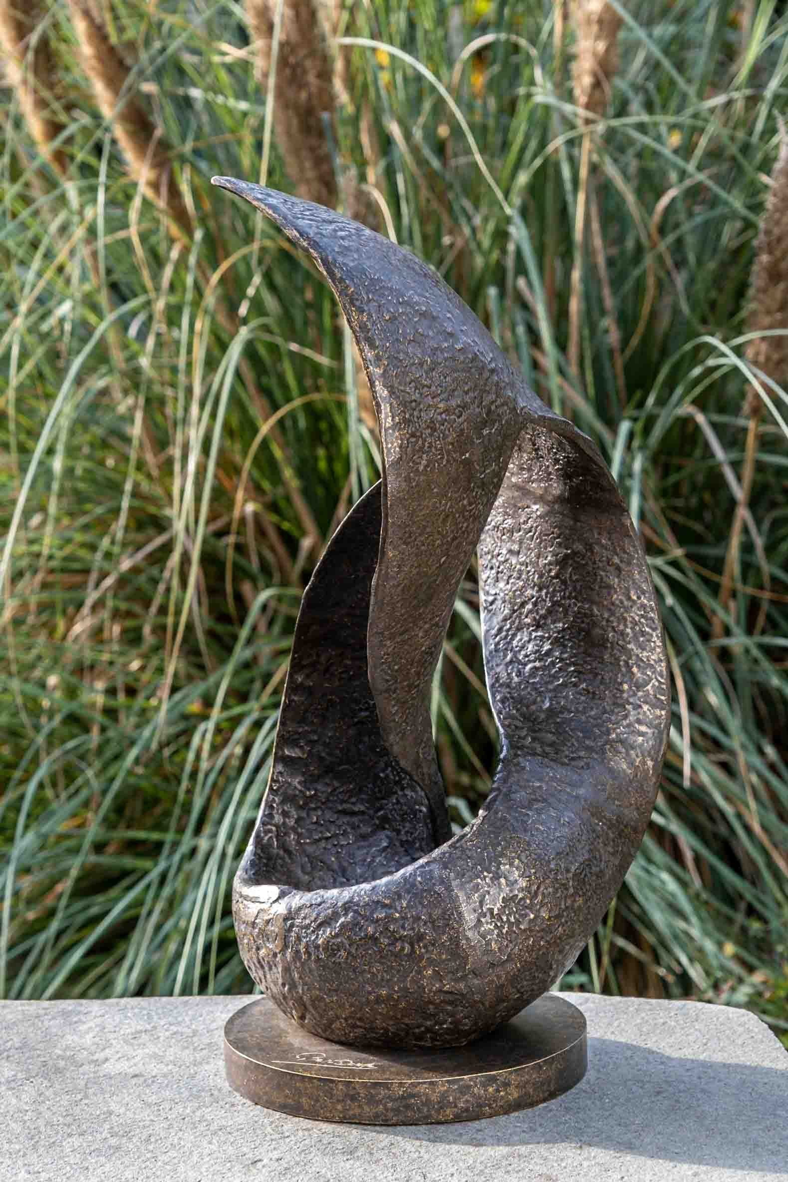 IDYL Gartenfigur IDYL Bronze-Skulptur und – in Modelle und gegen Bronze robust "Wave", Hand Skulptur Langlebig Bronze – patiniert. in sehr UV-Strahlung. von werden Wachsausschmelzverfahren witterungsbeständig gegossen Regen Die – Frost, Moderne