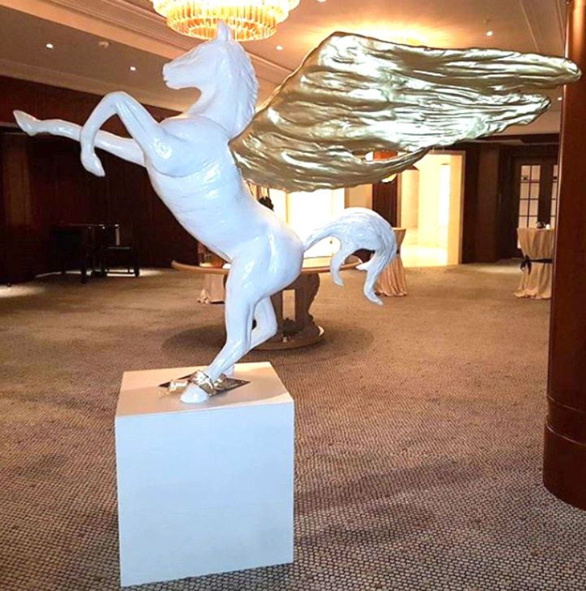Casa Padrino Skulptur Luxus Dekofigur Pegasus Pferd Weiß / Gold 192 x H. 200 cm - Wetterbeständige Gartendeko Skulptur - Hotel & Restaurant Deko