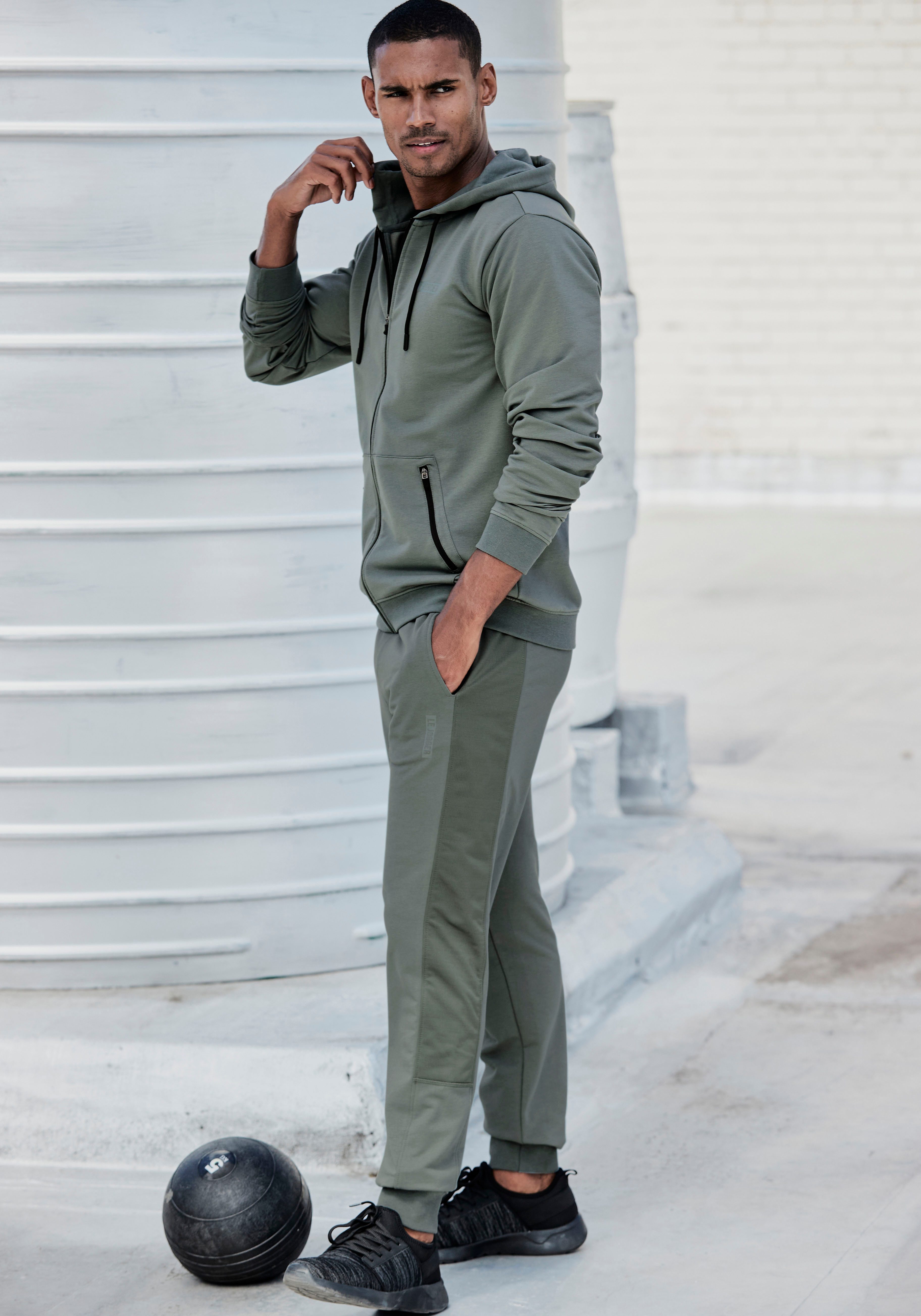 le jogger® Sweatpants mit farblichen Einsatz und Reißverschlusstaschen