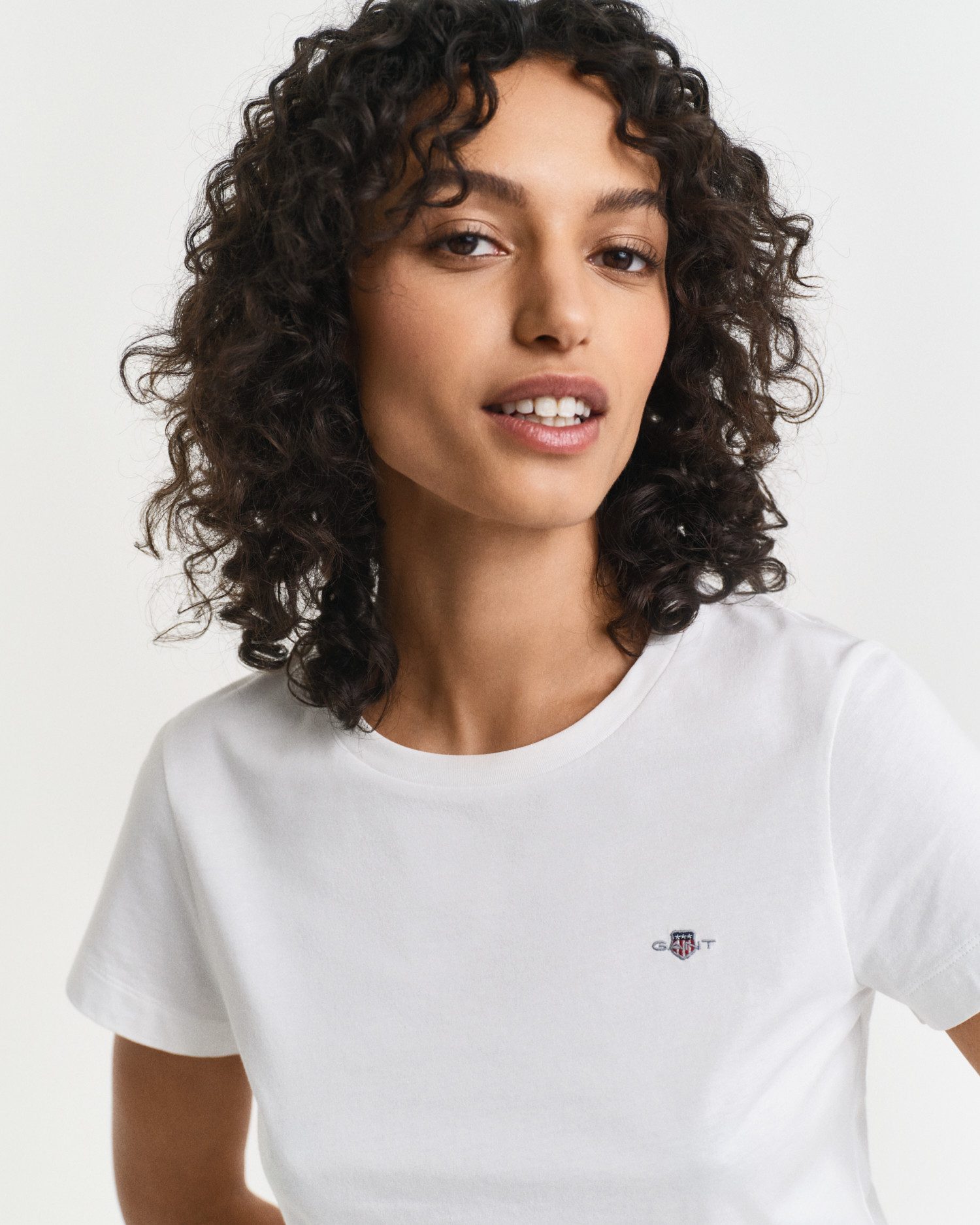 Gant T-Shirt REG SHIELD KA T-SHIRT mit einer kleinen aufgestickten Wappen-Grafik auf der Brust