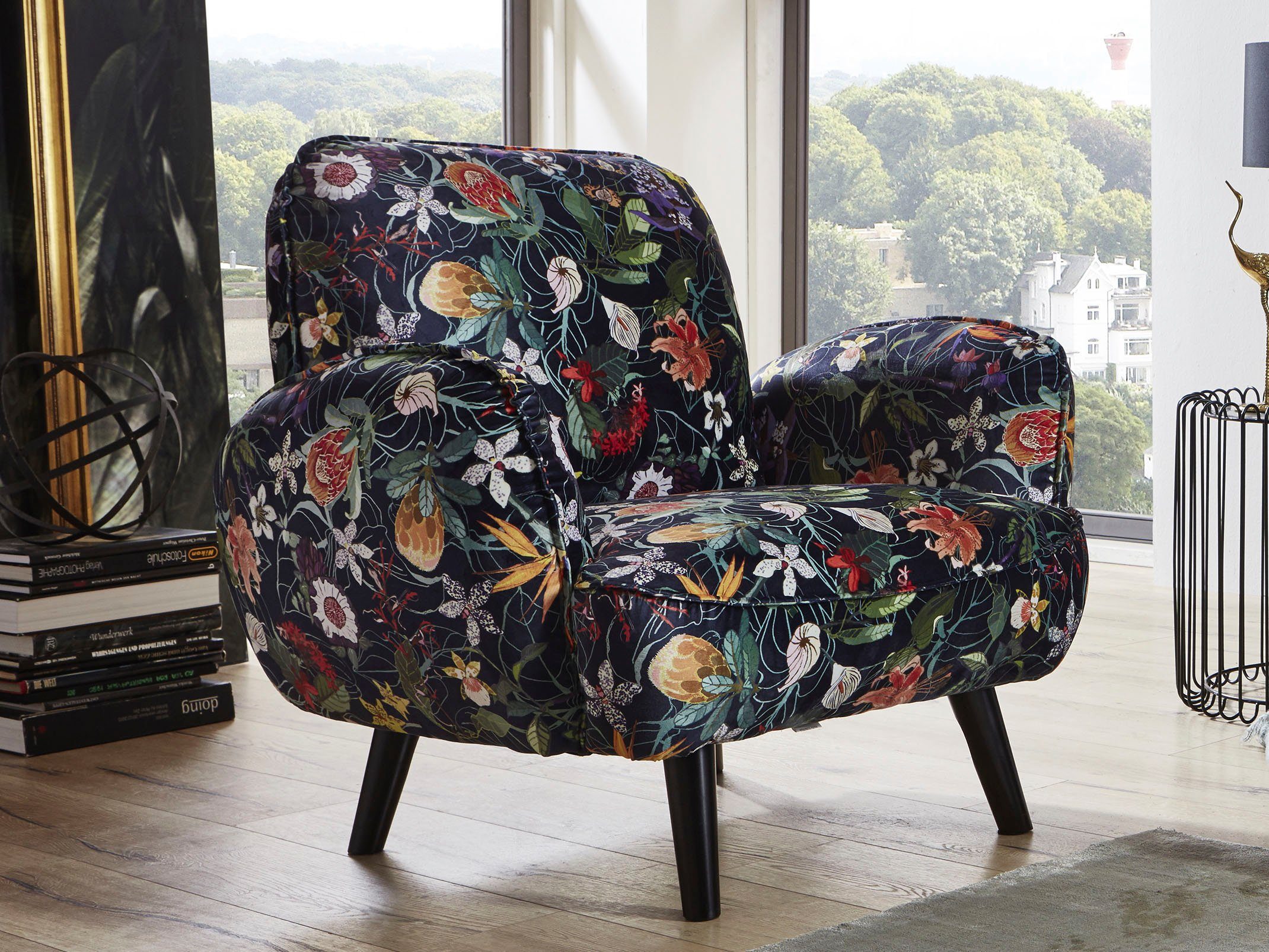 Sessel dunkelblau mit bunten Blumen