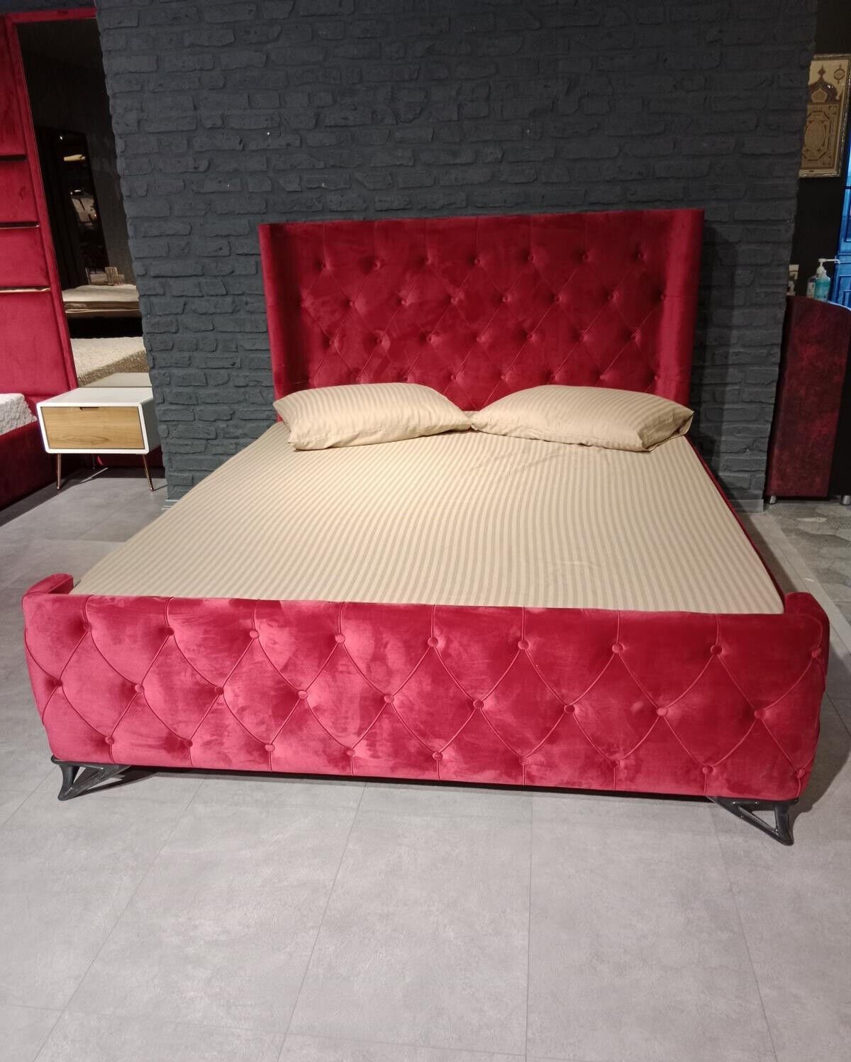 JVmoebel Bett Schlafzimmer Bett), Europa Designer (1-tlg., Hotel Polster Rot Bett Made Betten in Luxus Chesterfield