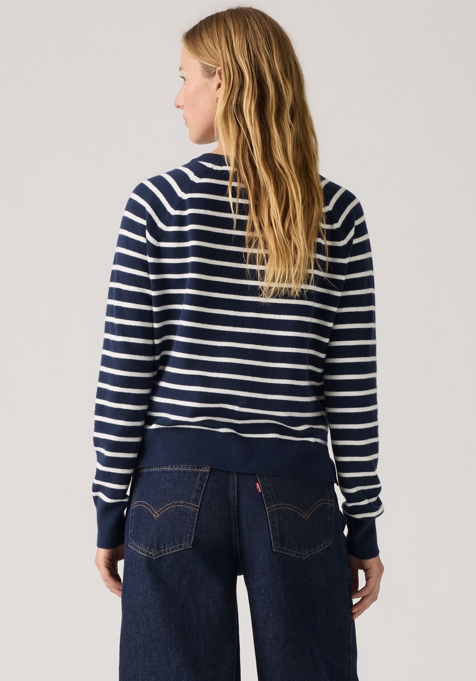 Levi's® V-Ausschnitt-Pullover SUPER SOFT VNECK PULLOVER im Bund beidseitig mit kurzem Schlitz