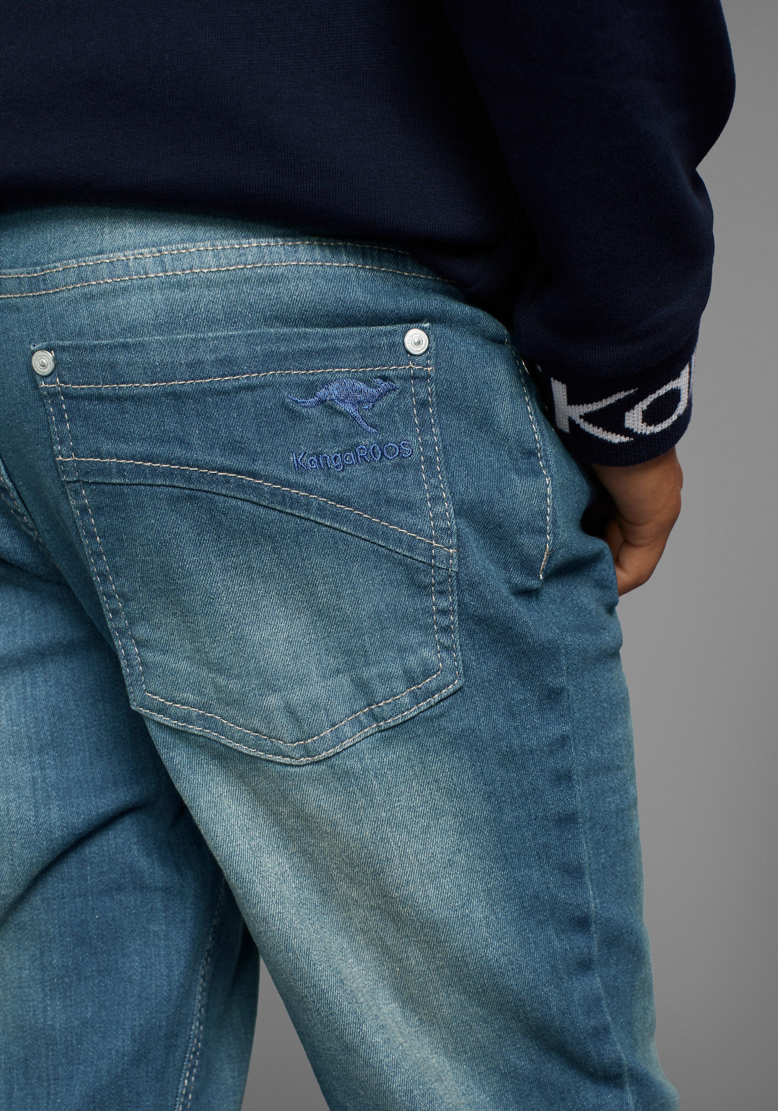 KangaROOS Stretch-Jeans, regular fit mit geradem Beinverlauf bequeme Passform, gerades Bein, niedrige Leibhöhe. Reduzierter Preis € 27,99. Unverbindliche Preisempfehlung € 39,99