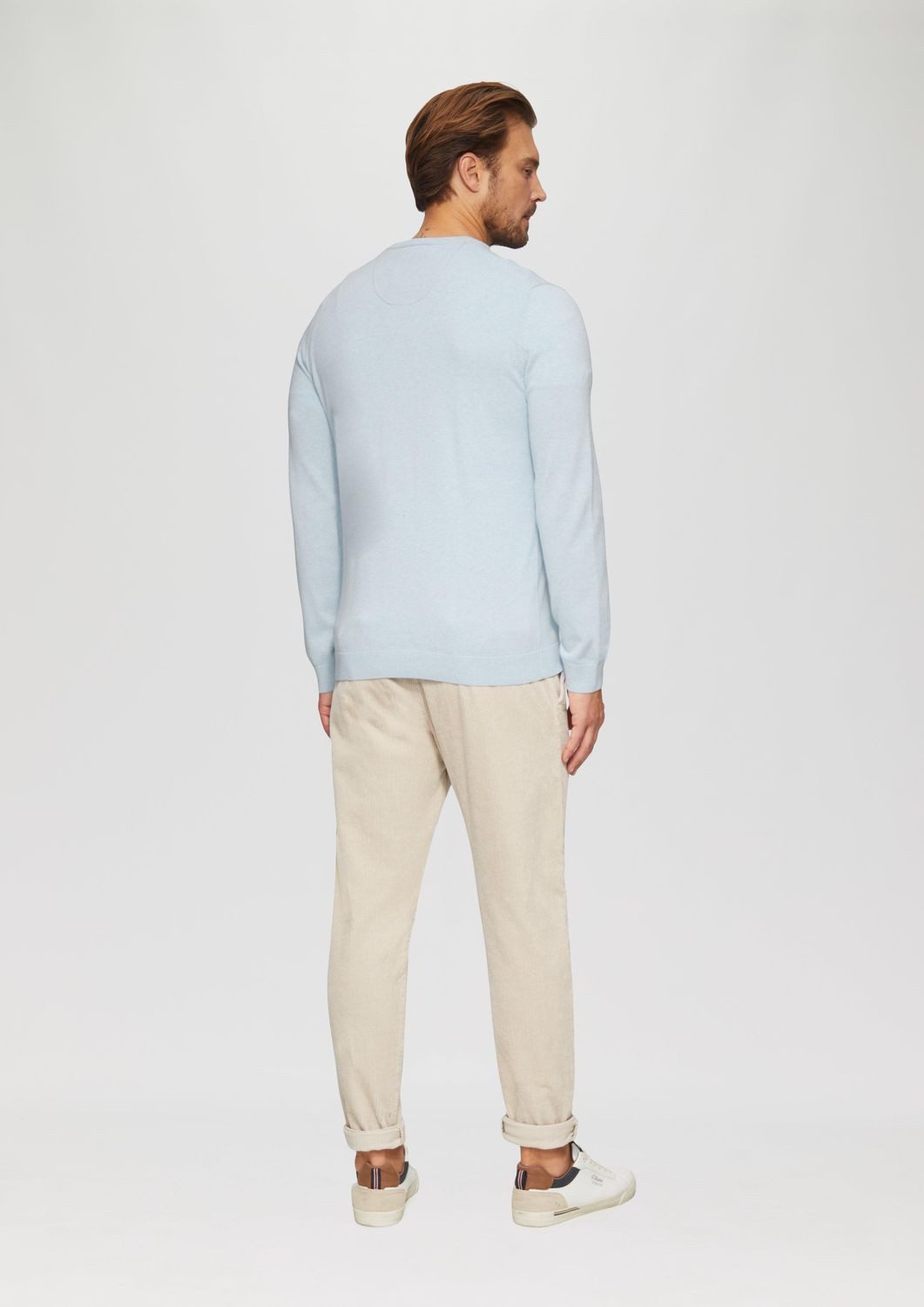 s.Oliver V-Ausschnitt-Pullover Casual (1-tlg) mit V-Ausschnitt und Logo-Stickerei, Feinstrick
