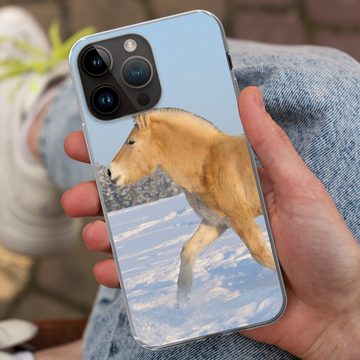 MuchoWow Handyhülle Trabendes Fjordpferd im Schnee, Handyhülle Telefonhülle Apple iPhone 14 Pro Max