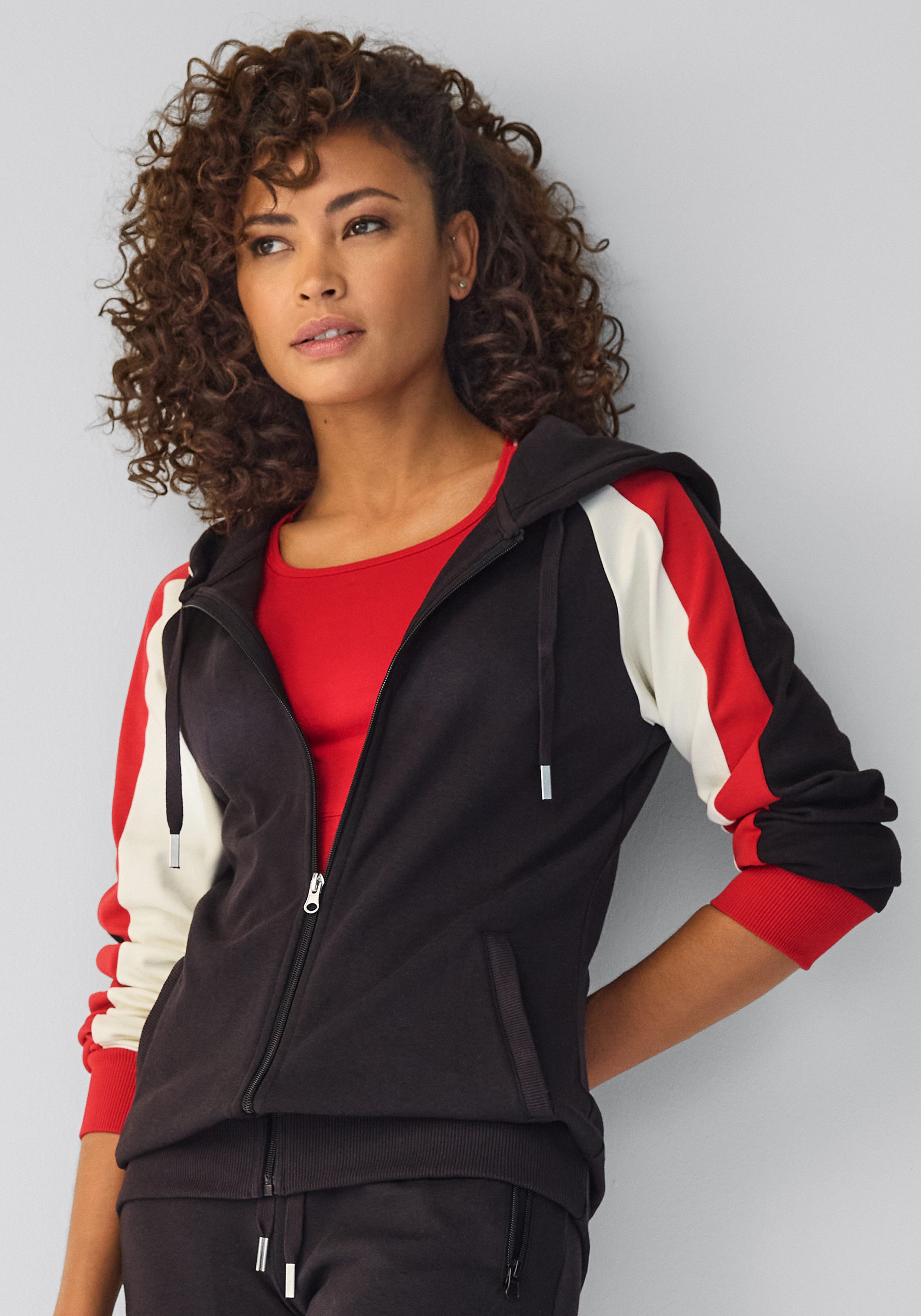 H.I.S Kapuzensweatjacke mit Colorblock Design am Ärmel. € 39,99