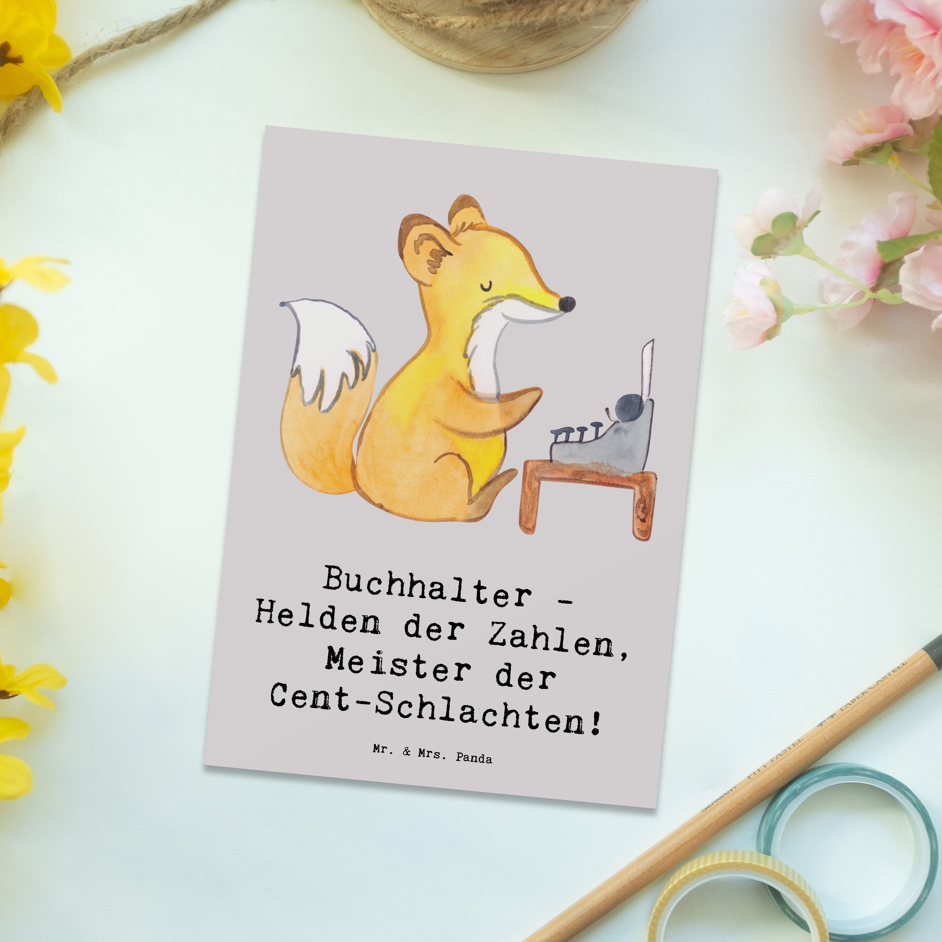 Thumbnail - Mr. & Mrs. Panda Postkarte Buchhalter Helden - Grau Pastell - Geschenk, Cent, Ansichtskarten, Fi, Matt Rückseite