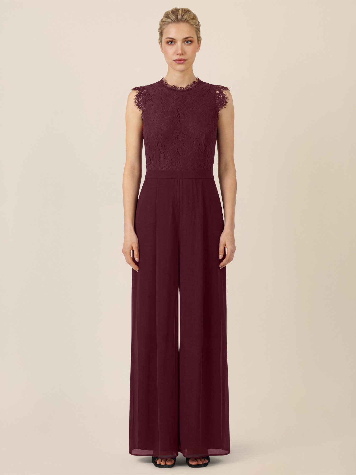 Apart Jumpsuit mit Spitzentop und weitem Bein