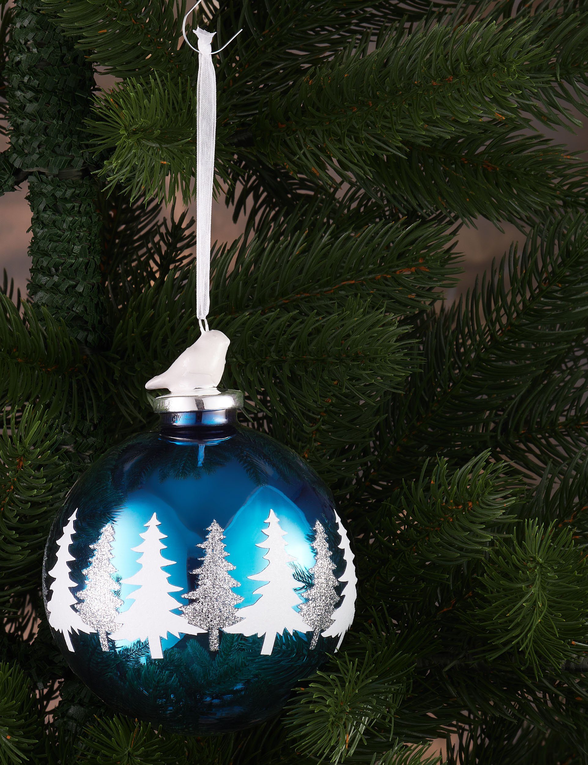 BRUBAKER Weihnachtsbaumkugel Premium Weihnachtskugel Blau mit weißen Tannenbäumen und Vogel Figur (1 St), 10 cm Baumkugel aus Glas - Weihnachtsbaumkugel Schneebedeckter Wald