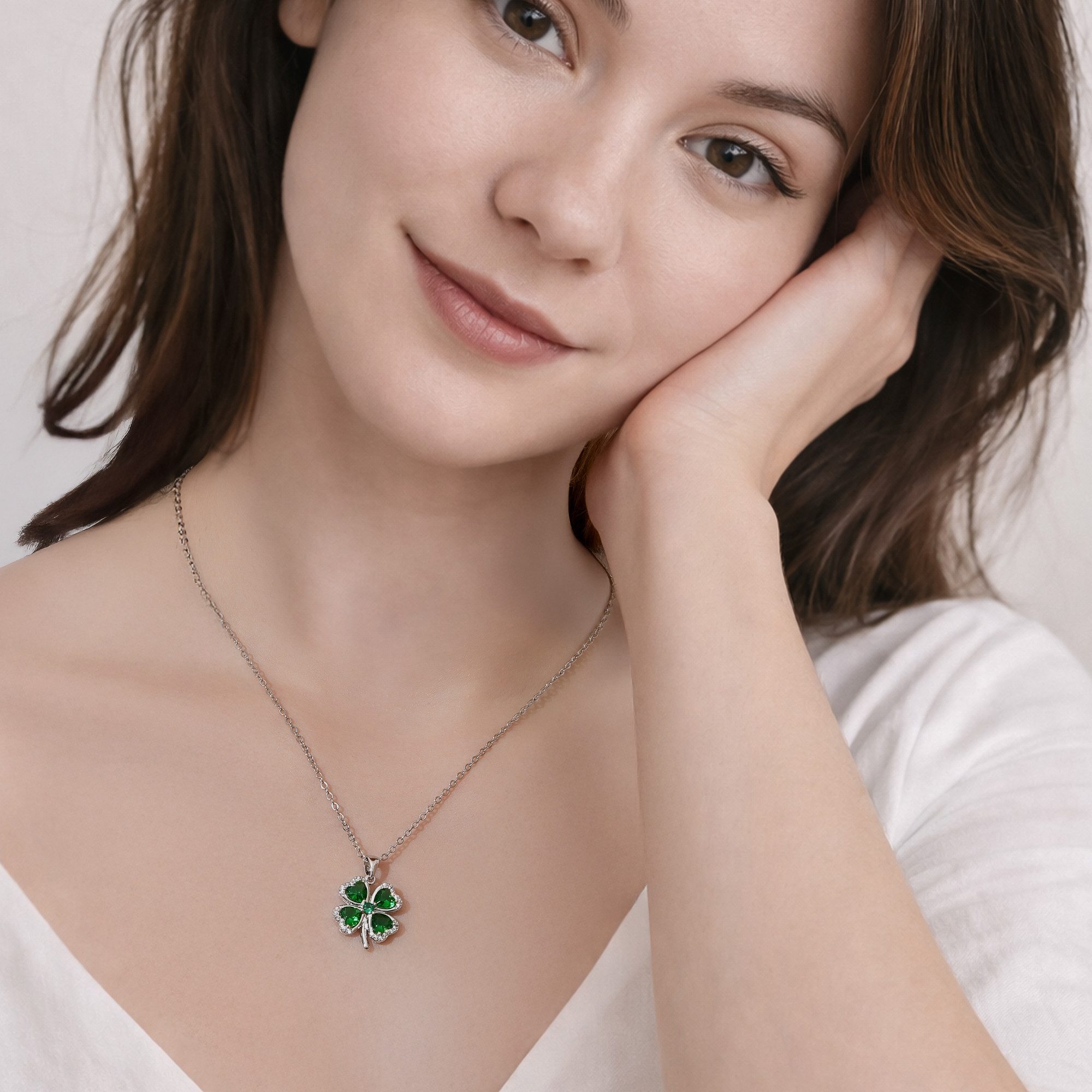 Seinerzeit FLORA & FAUNA Kettenanhänger Clea Kleeblatt Anhänger, Schmuck aus 925 Sterling Silber (Von bedeutungsvollen Symbolen und charakterstarken Tiermotiven inspirierter Damenschmuck – ein besonderer Begleiter im Alltag und zu besonderen Anlässen, 1-tlg., inkl. Geschenkverpackung für Frauen ob Freundin, Mutter, Ehefrau, Oma), rhodiniert und Zirkonia-Steinen