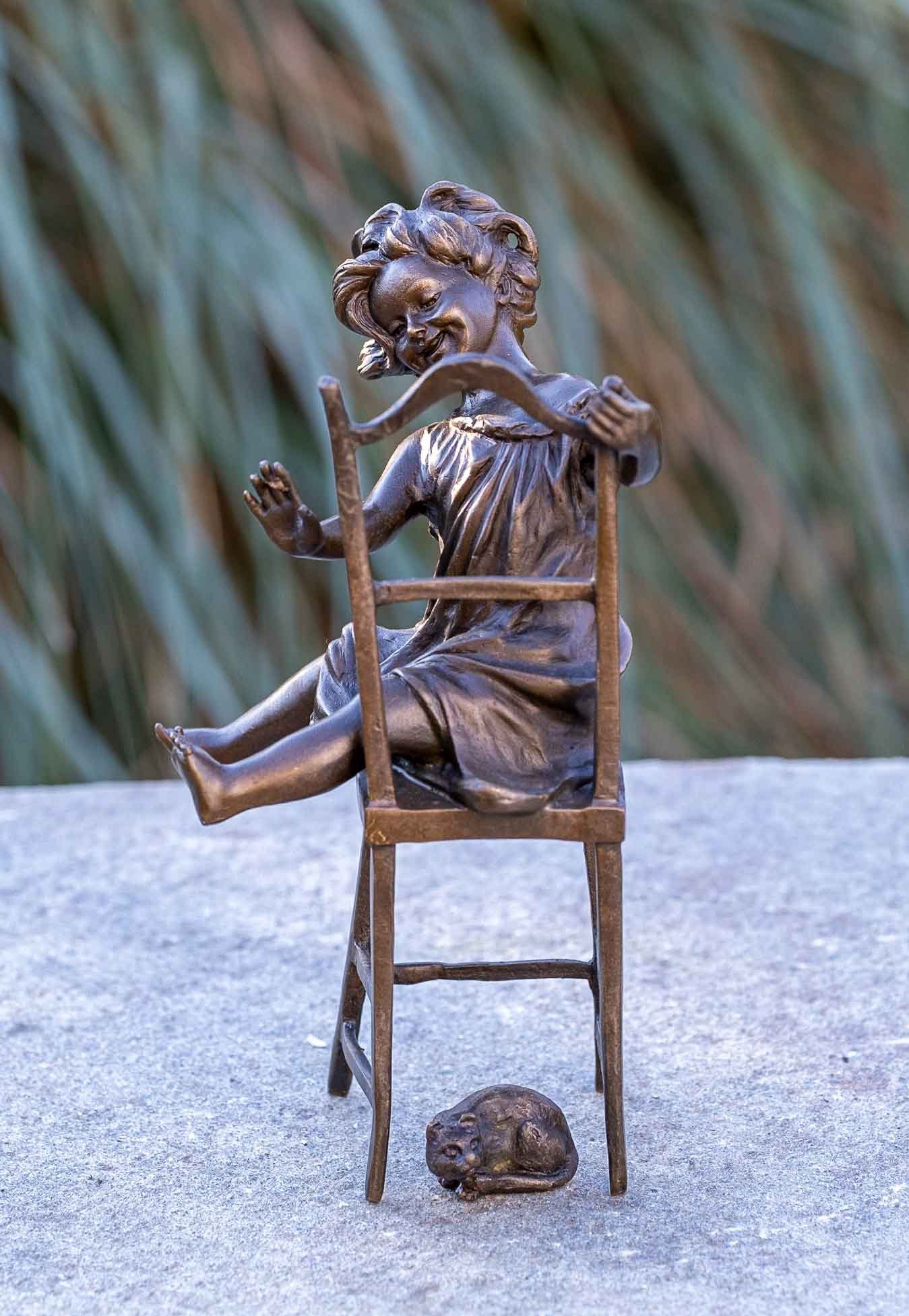 IDYL Dekofigur – Regen werden in robust – Die Hand von Stuhl, patiniert. witterungsbeständig Bronze Bronze IDYL Bronze-Skulptur und gegen gegossen Wachsausschmelzverfahren und UV-Strahlung. einem Frost, auf in – Mädchen sehr Modelle Langlebig