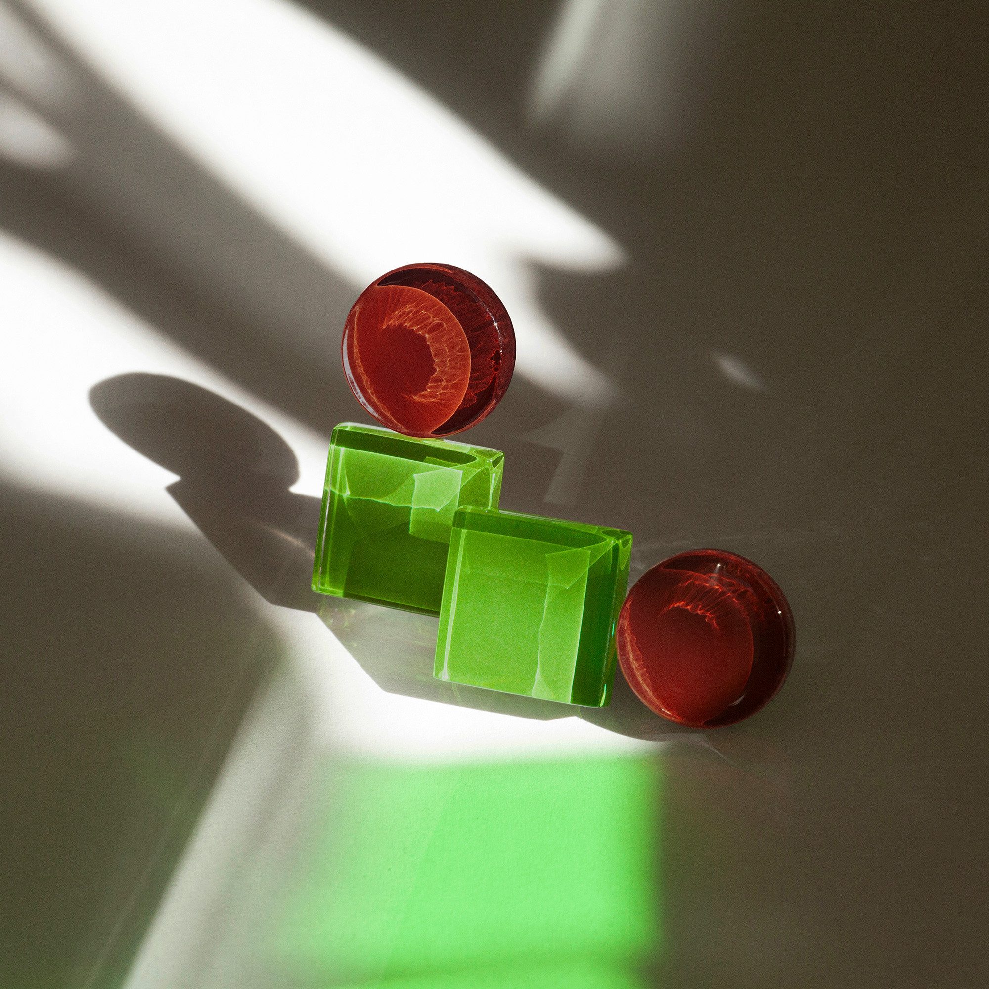 ALEXASCHA Paar Ohrstecker Geometrische Ohrringe aus Glas – farbenfroh & handgemacht – Bild 5 von 5
