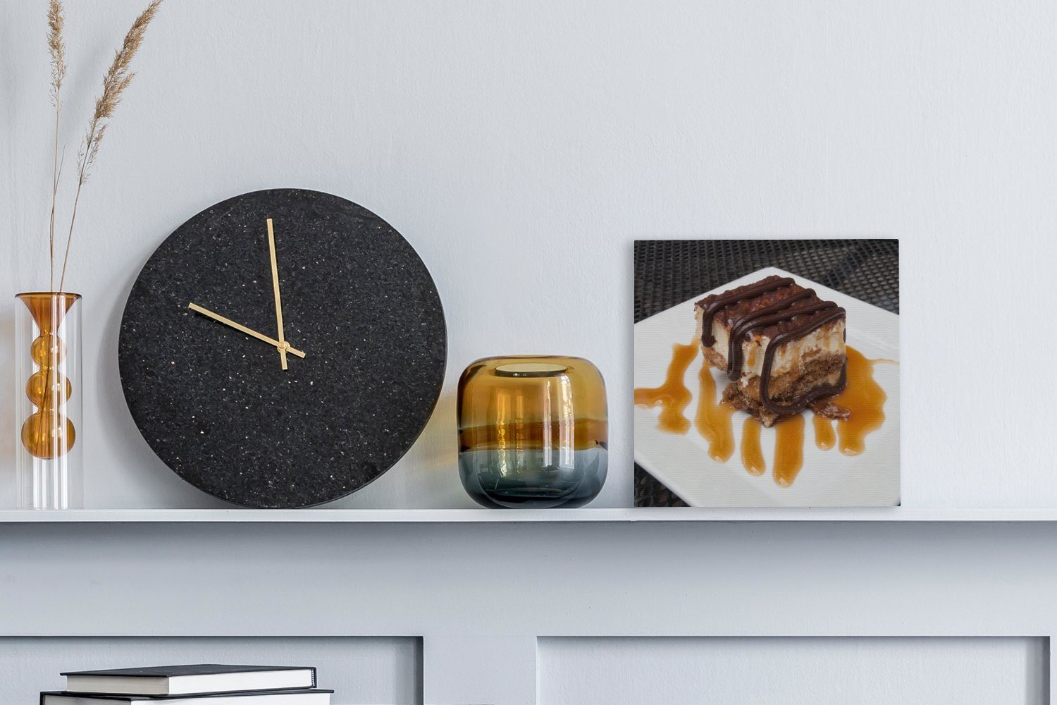 Leinwand Seitenansicht eines einem, auf (1 Wohnzimmer Leinwandbild Schlafzimmer Tiramisu-Desserts, St), für Bilder OneMillionCanvasses® serviert