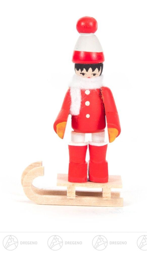 Dregeno Erzgebirge Weihnachtsfigur Miniatur Winterkind rot auf Schlitten Breite x Höhe ca 2,5 cmx5 cm N, steht auf dem Schlitten