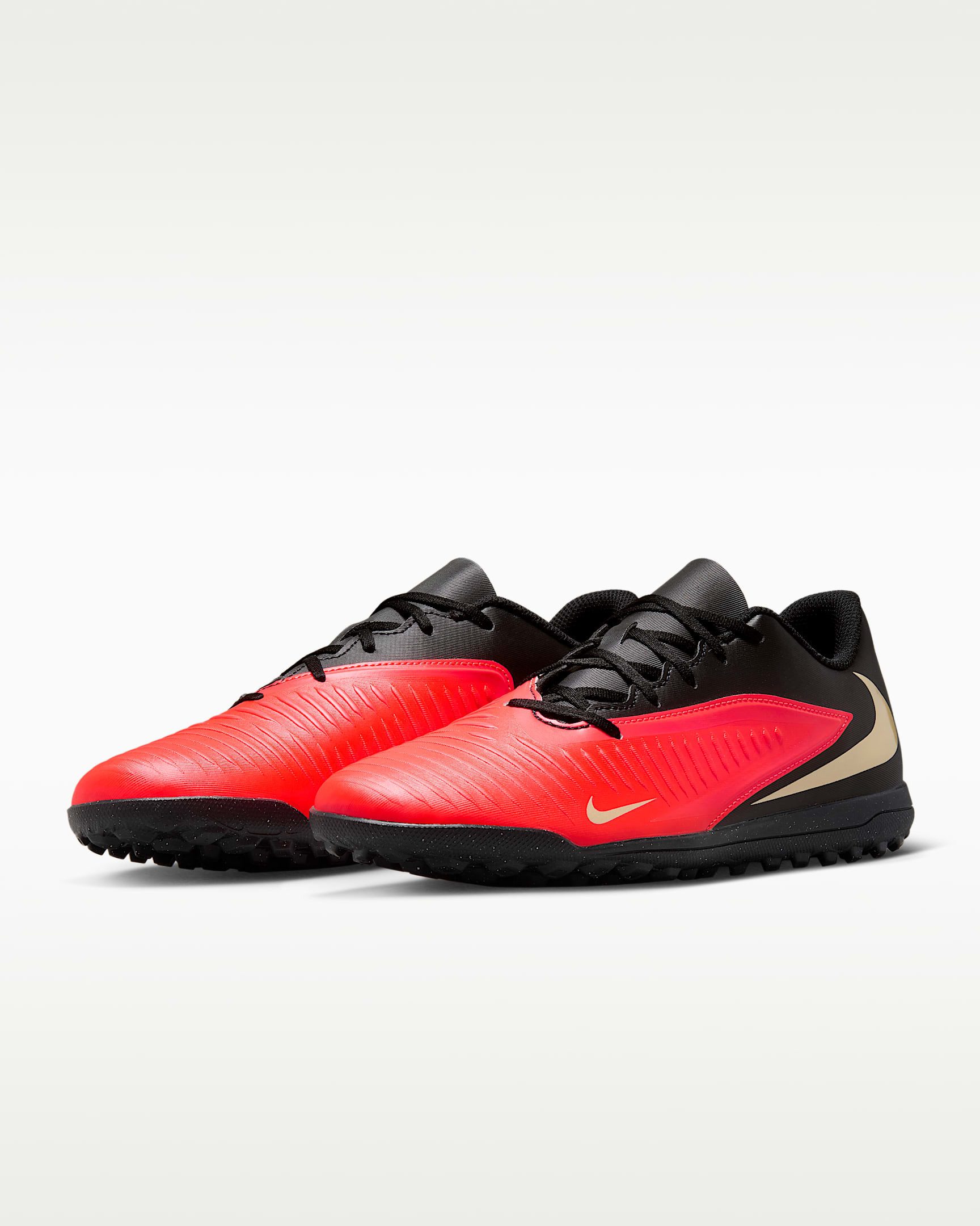 Nike Phantom 6 Low Club Fußballschuh für harte Untergründe wie Asche, Turf und Kunstrasen