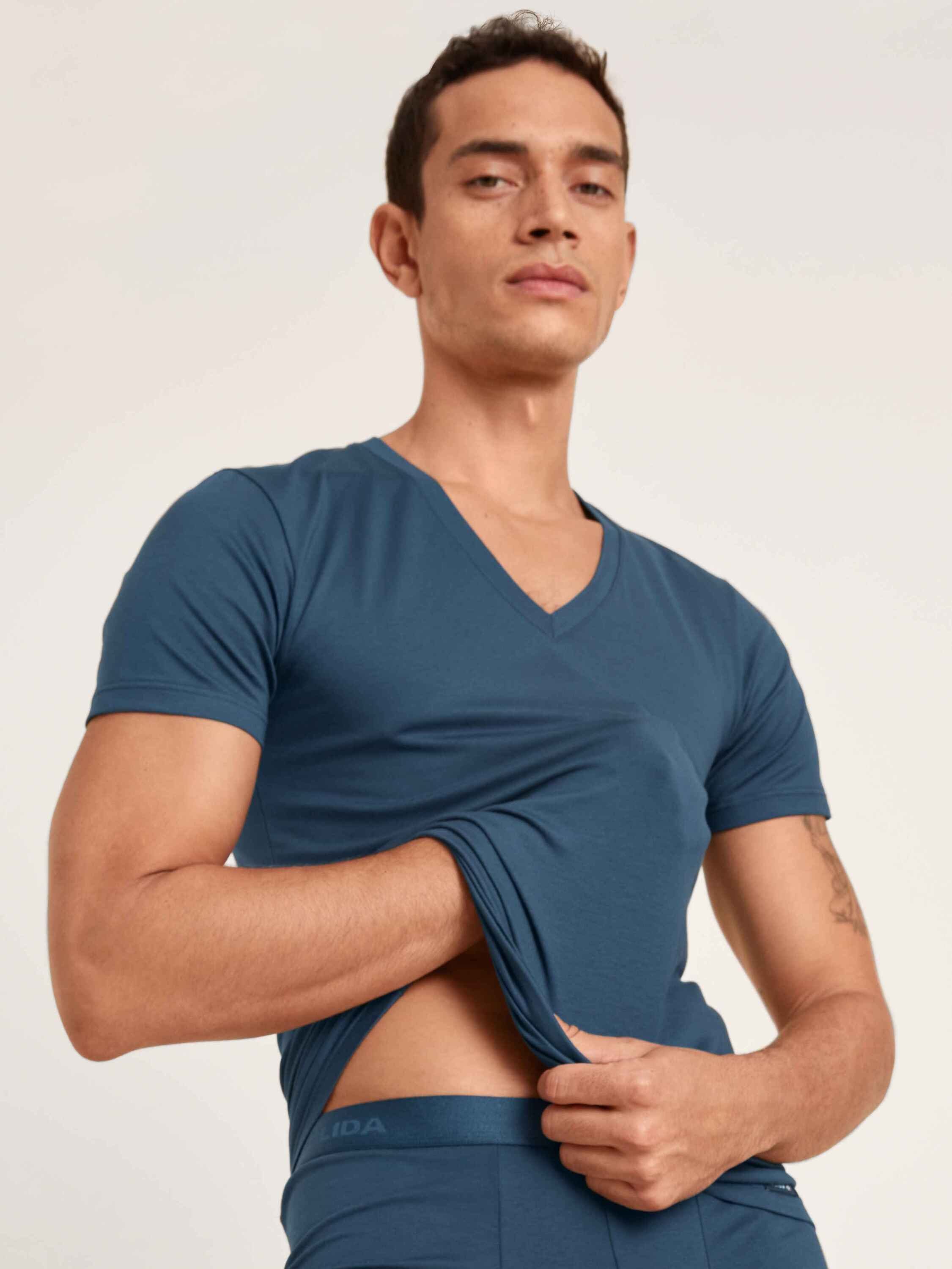 CALIDA Unterziehshirt T-Shirt mit V-Neck (1-St) saragossa blue