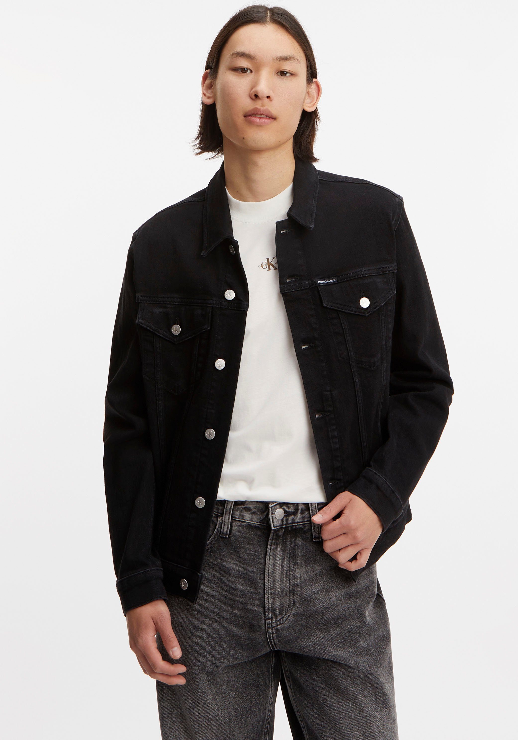 Calvin Klein Jeans Jeansjacke MODERN ESSENTIAL DENIM JACKET mit Calvin  Klein Leder-Badge hinten am Saum