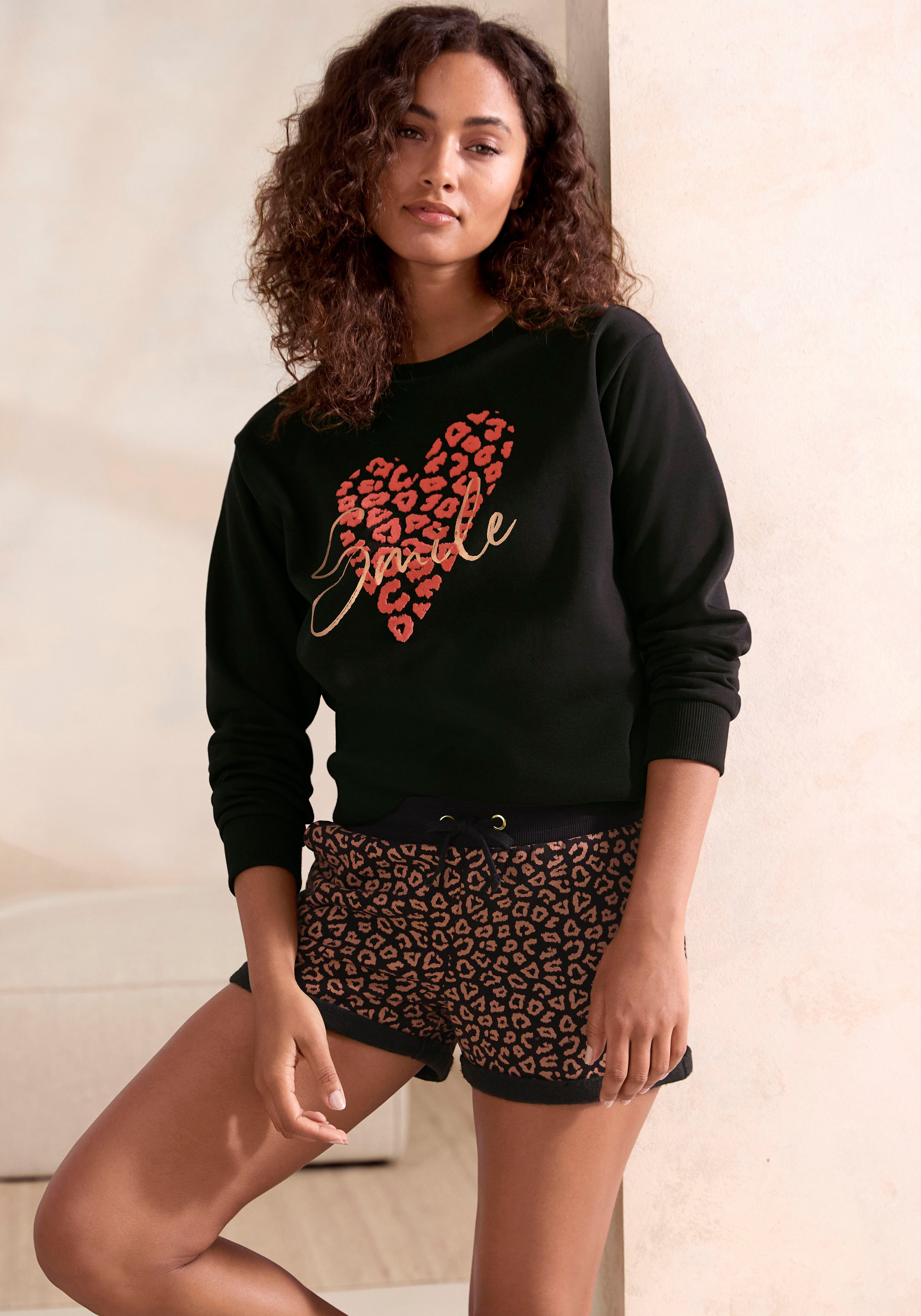 LASCANA Sweatshirt mit Herz-Leo-Druck, Loungewear