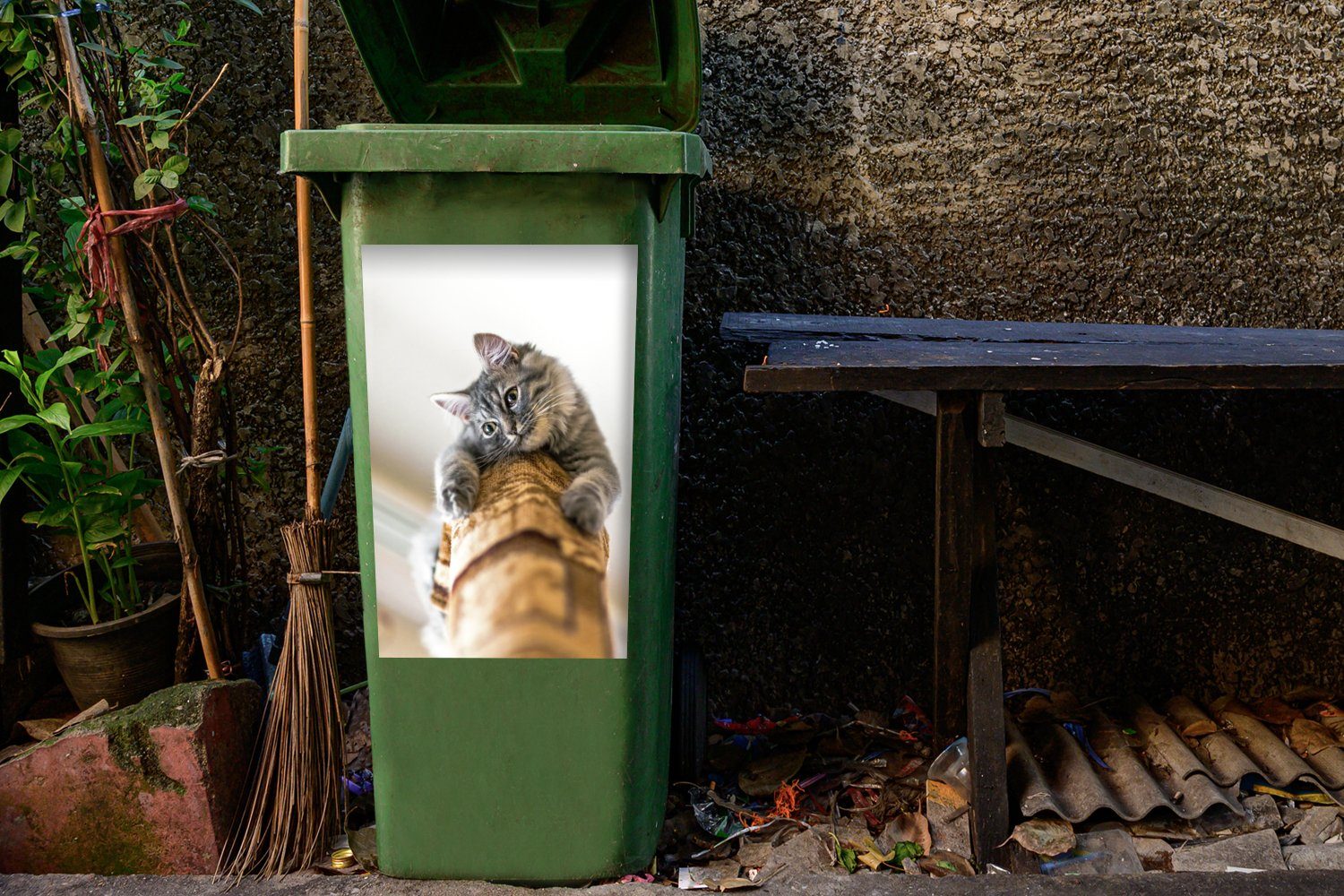 Abfalbehälter Grau Katze Container, Mülltonne, Sticker, Mülleimer-aufkleber, - MuchoWow - (1 Wandsticker St), Kratzbaum