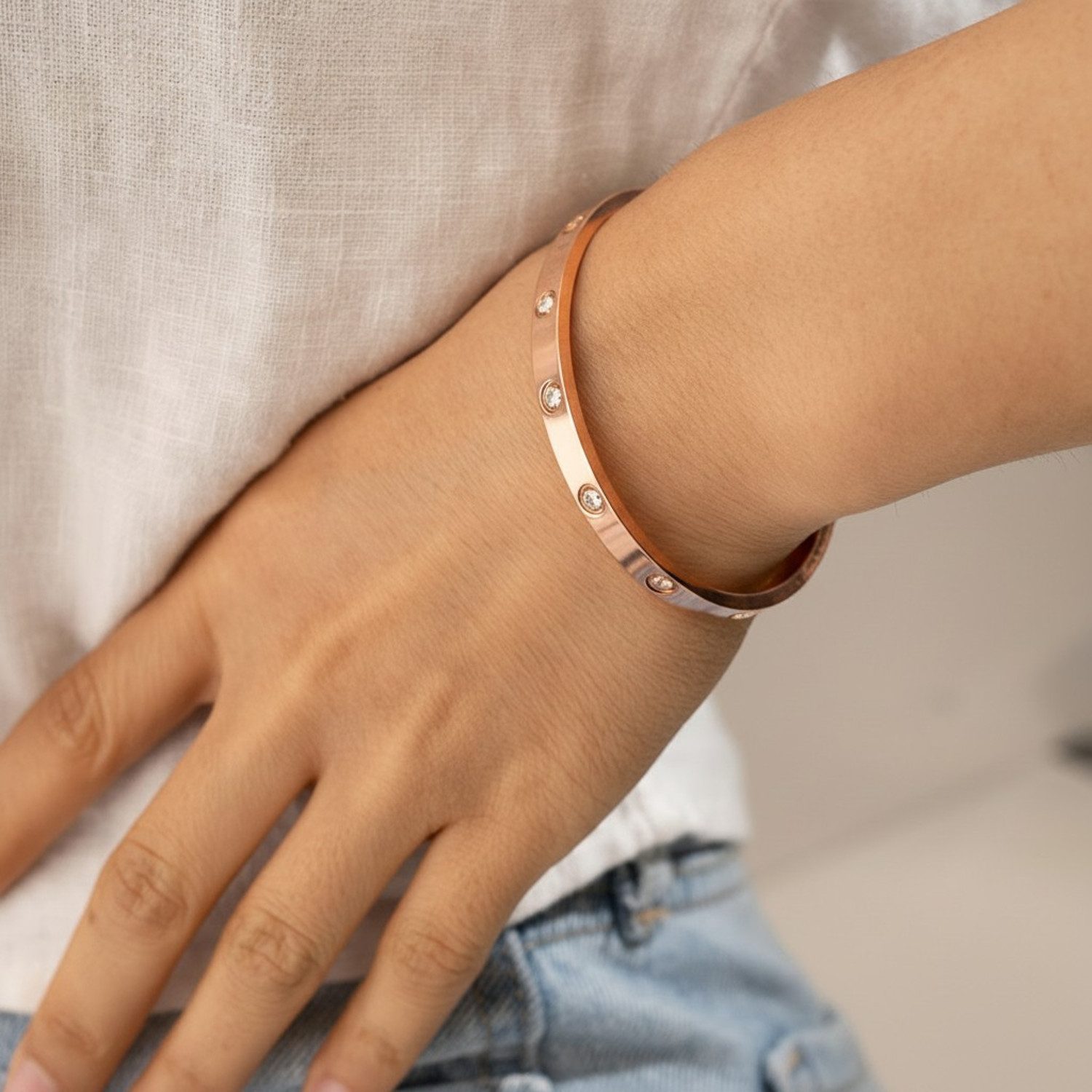 KARMA Armreif Damen Zirkone Roségold modernes Design (hypoallergen wasserfest rostfrei, 1-tlg., Damenschmuck Damenarmreif), PVD beschichtet elegante Geschenkidee