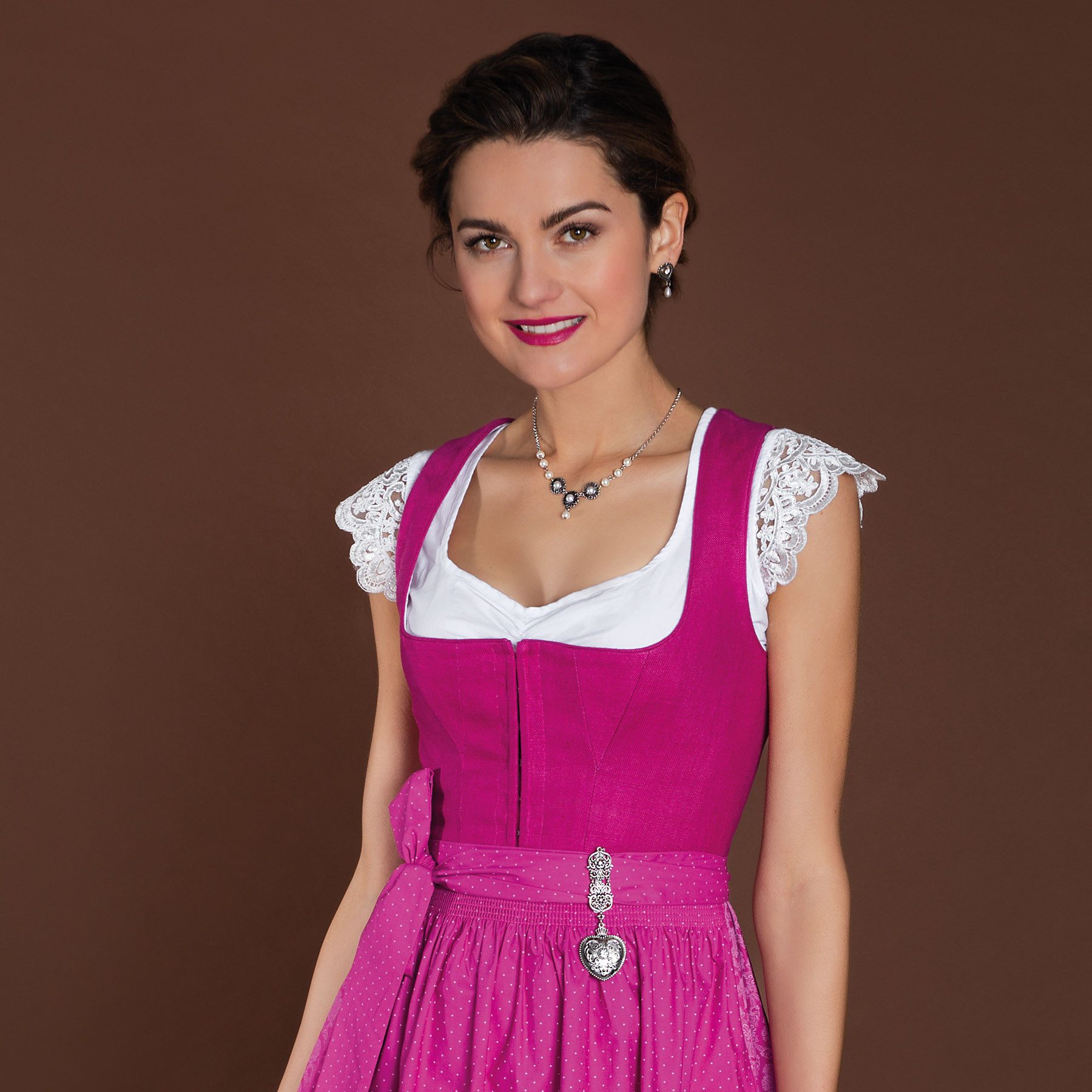 Alpenflüstern Kette mit Anhänger Dirndl-Schürzenstecker Herz (antik-silber-farben) – Bild 2 von 4