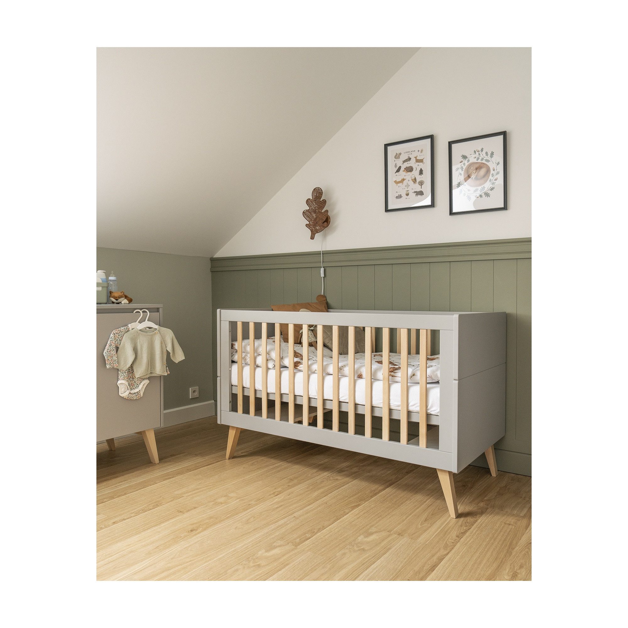 Raumhirsch Furniture Babybett Skandinavisches Babybett SWING 140x70 cm mit Juniorbett-Funktion, Liegefläche 140 x 70 cm, skandinavisches Design, Sicherheitsgeprüft