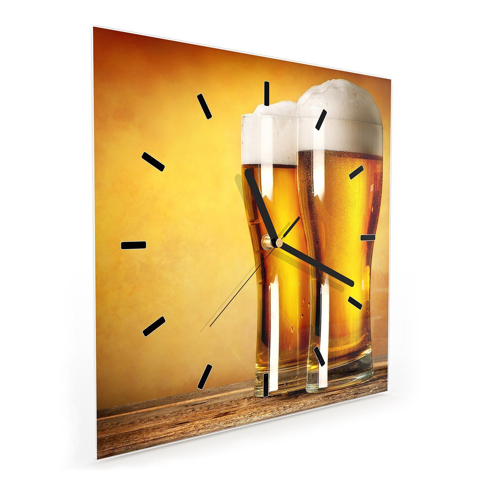 Primedeco Wanduhr Glasuhr Motiv 30 Bier mit cm Holztisch 30 Helles x Wandkunst auf Größe Wanduhr
