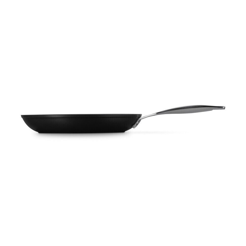 LE CREUSET Bratpfanne Pfanne flach 28 cm schwarz, Aluminium, spülmaschinenfest, backofengeeignet, Antihaft