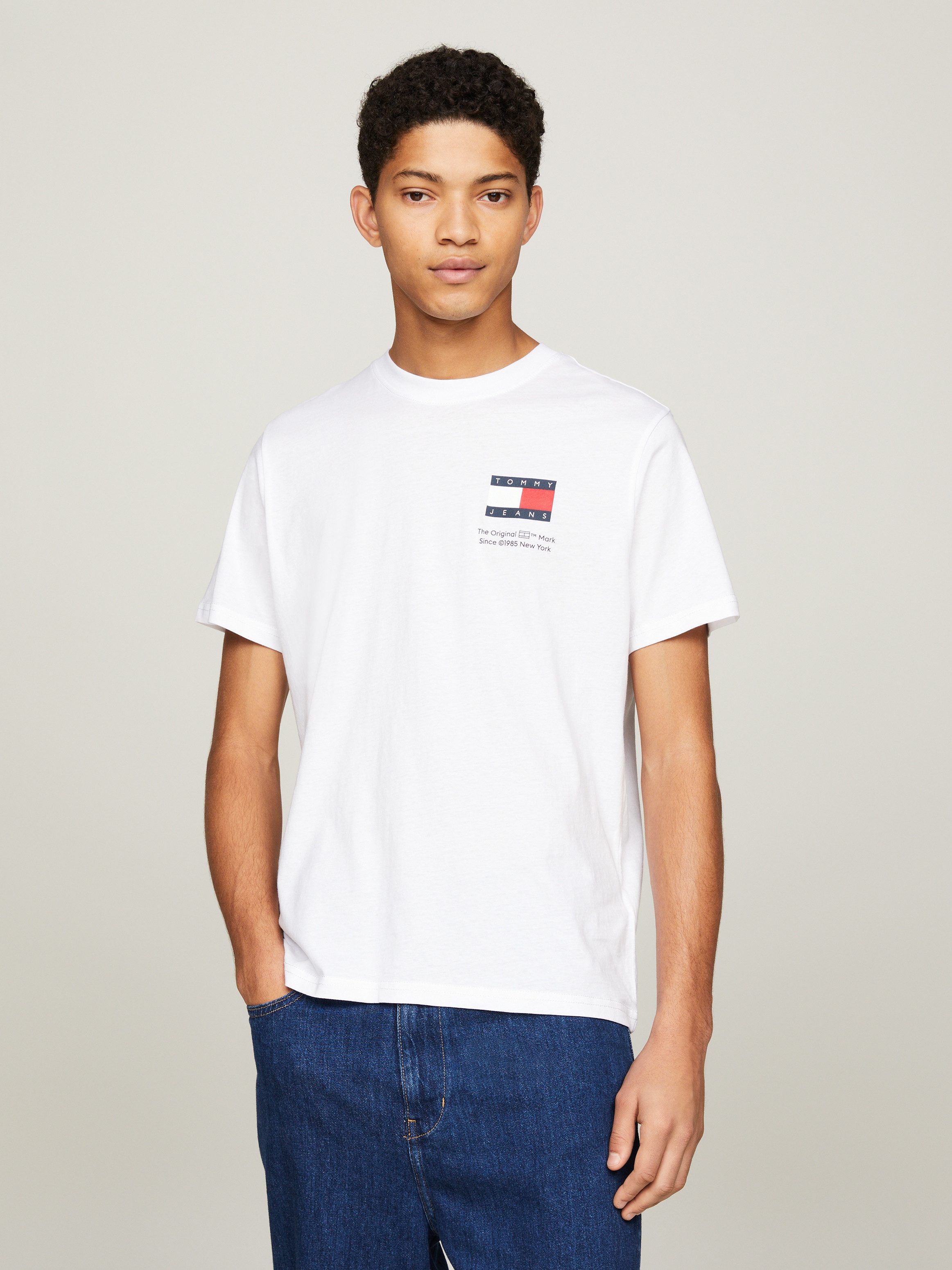 Tommy Jeans T-Shirt TJM SLIM 2PACK S/S FLAG DNA TEE (Packung, 2er) mit großem Logodruck auf der Brust