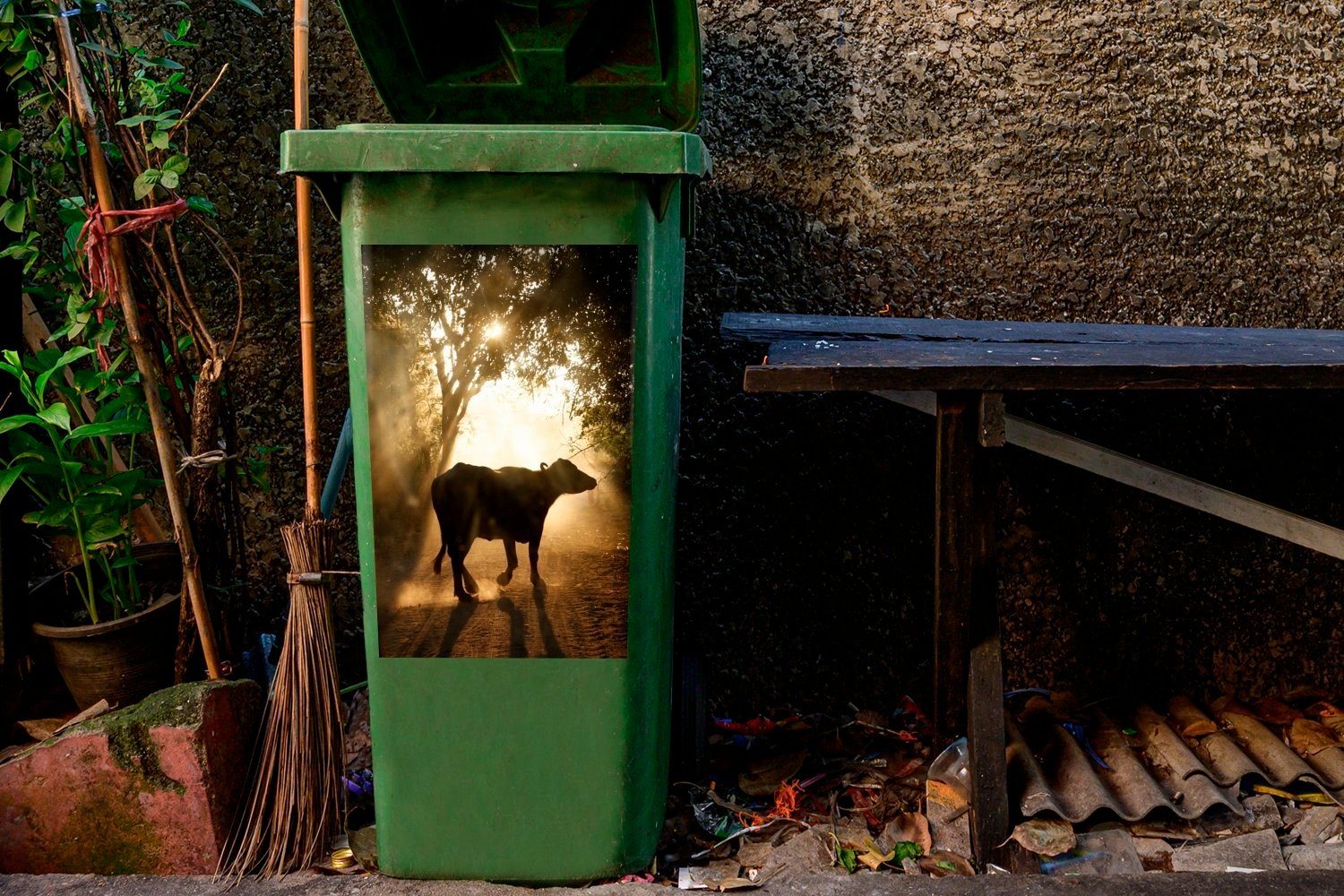 St), Container, Abfalbehälter - (1 Wandsticker Mülltonne, - MuchoWow Abend Kuh Sticker, Mülleimer-aufkleber, Tiere