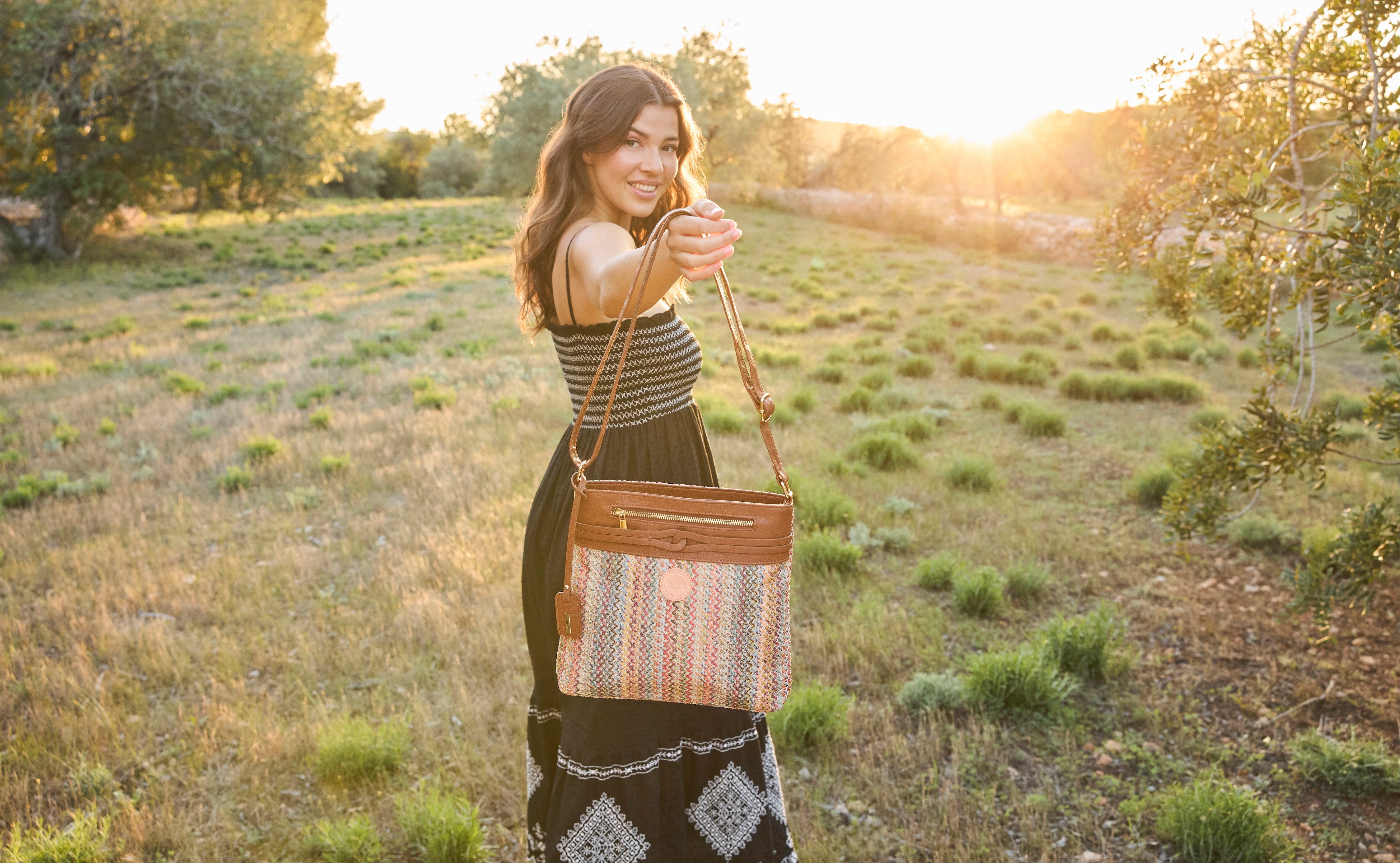 Rieker Umhängetasche, Schultertasche, Damen-Tasche mit abnehmbarem Logo-Anhänger