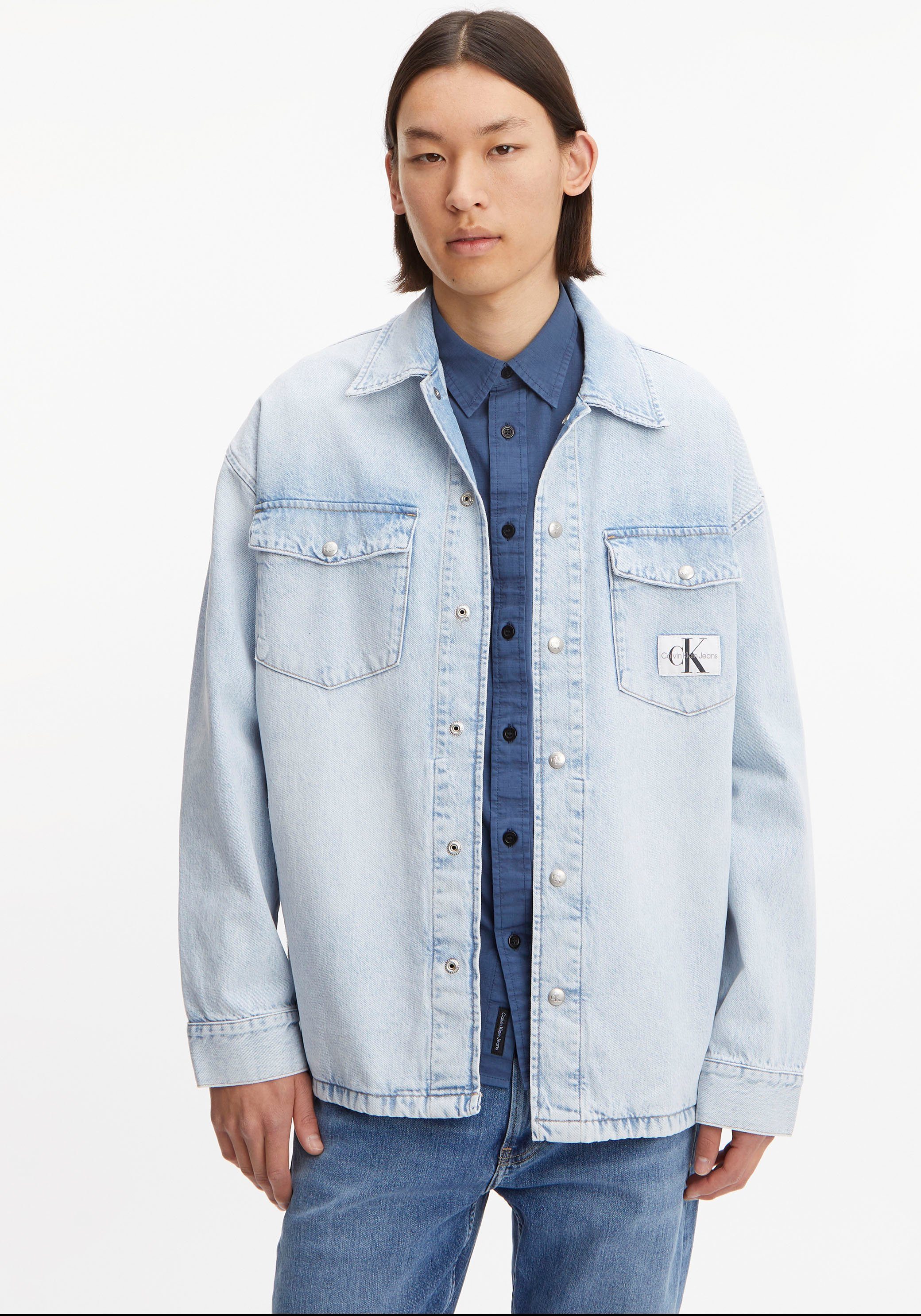 Calvin Klein Jeans Jeanshemd OVERSIZED UTILITY SHIRT JACKET mit Calvin  Klein Logo-Badge auf der Brusttasche | Jeanshemden