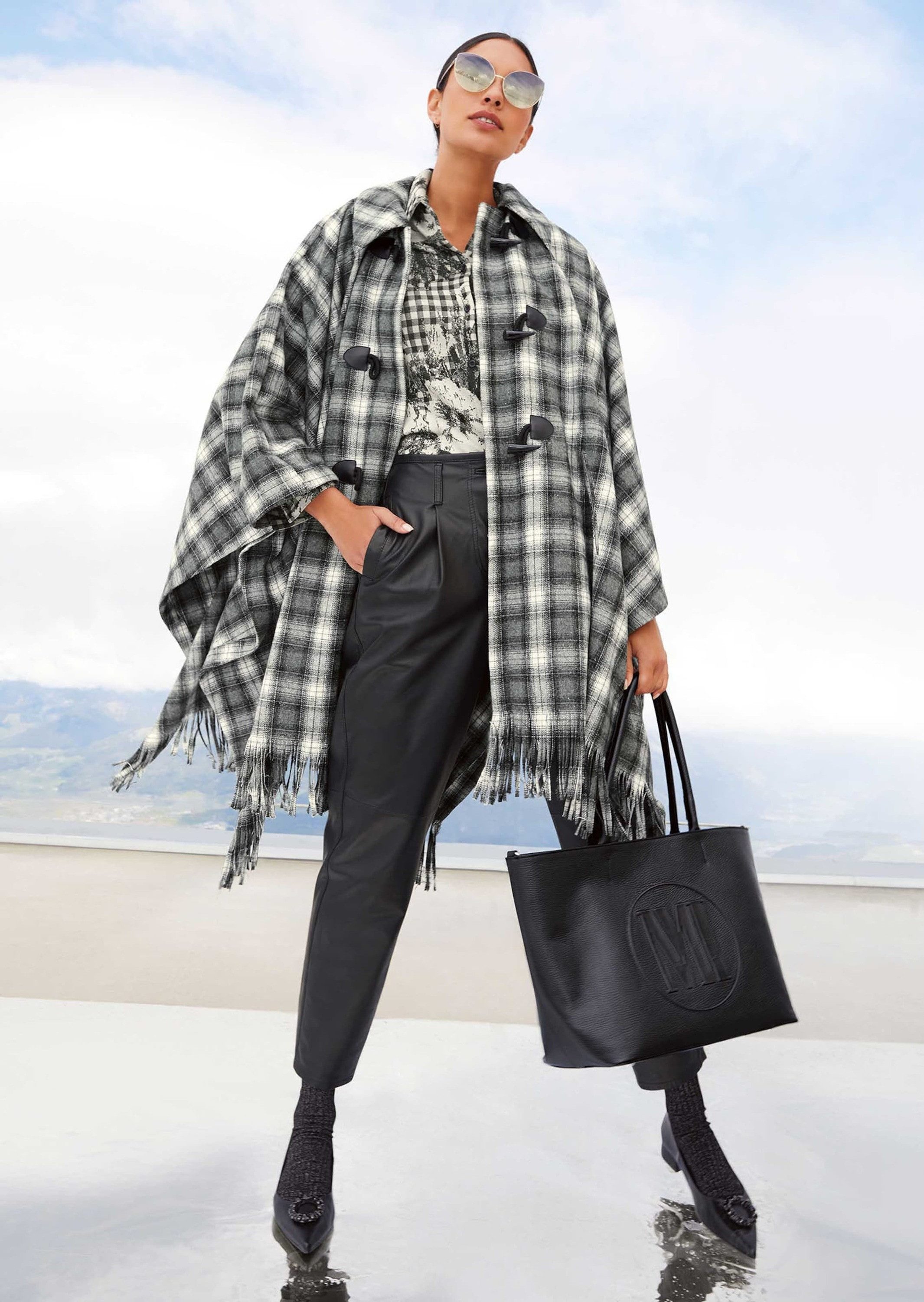 MADELEINE Poncho Karo-Cape mit Innenweste