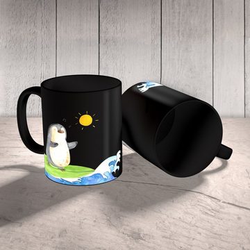 Mr. & Mrs. Panda Tasse Pinguin Surfer - Schwarz - Geschenk, Tasse, Kaffeetasse, Tasse Motive, Keramik Schwarz, Herzberührende Designs