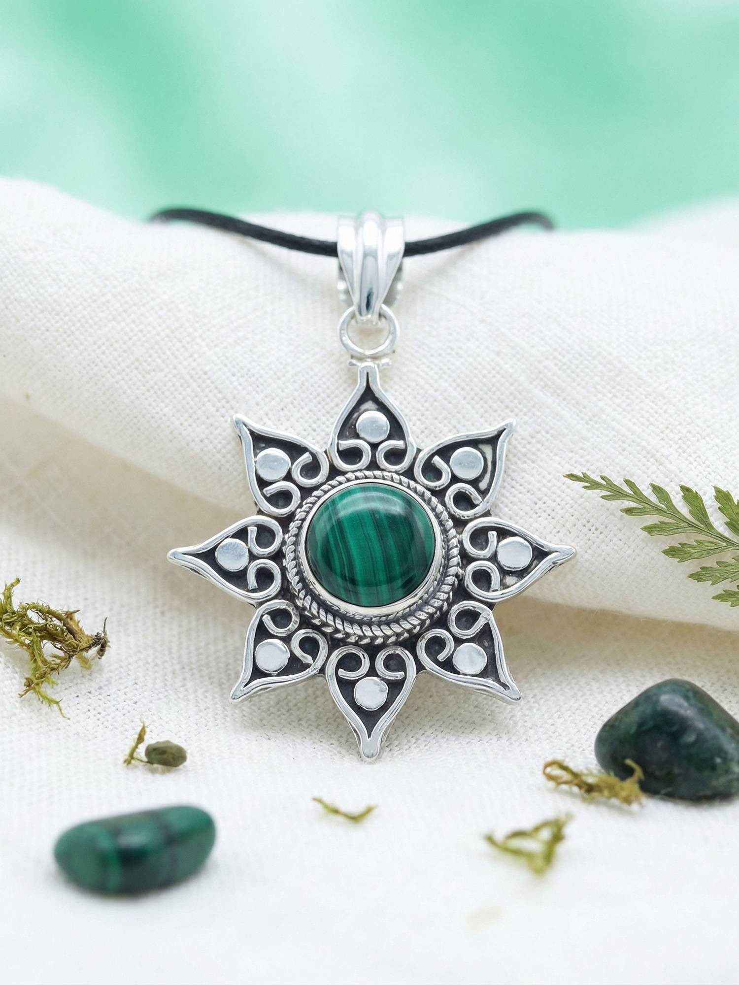 mantraroma Kettenanhänger SUNA aus 925 Silber mit Malachit (Kettenanhänger am Baumwollband im Schmuckbeutel), 925 Sterling Silber Kettenanhänger für Damen