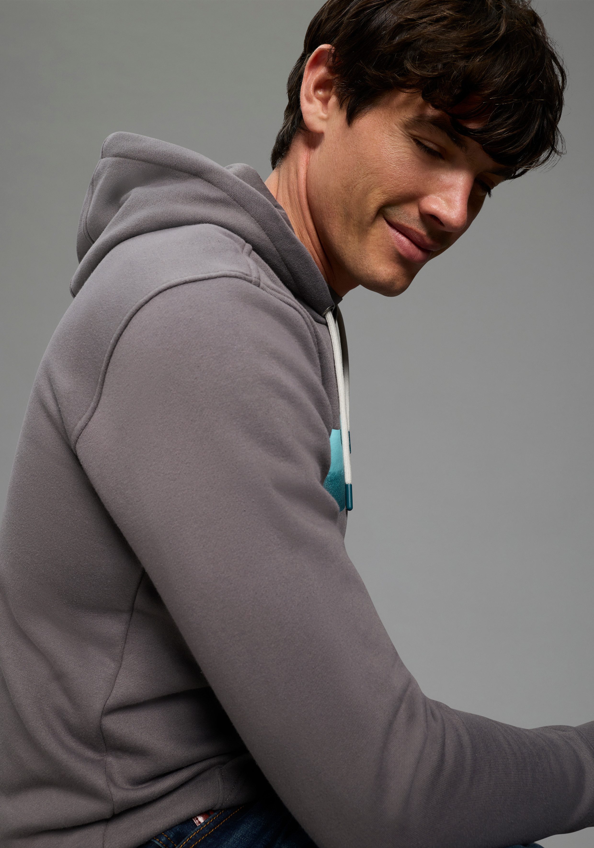 Bruno Banani Kapuzensweatshirt mit Kapuze und Kordelzügen, mit Kängurutasche, schmale Passform