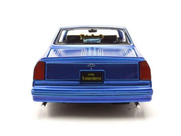 Maisto® Modellauto Chevrolet Monte Carlo Lowrider 1986 blau Modellauto 1:24 Maisto, Maßstab 1:24